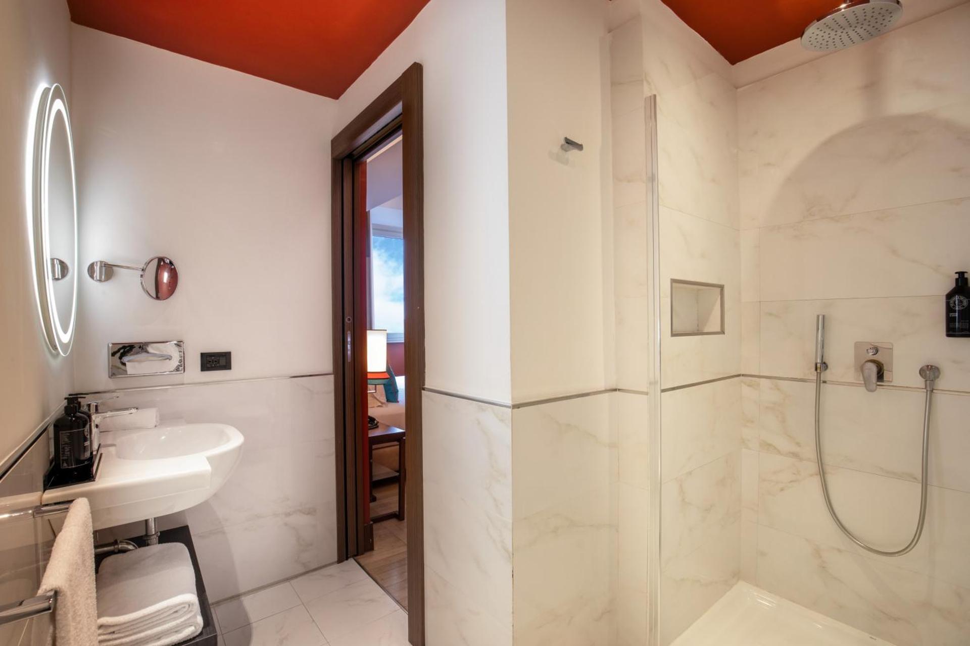 The Independent Hotel - Photo 6