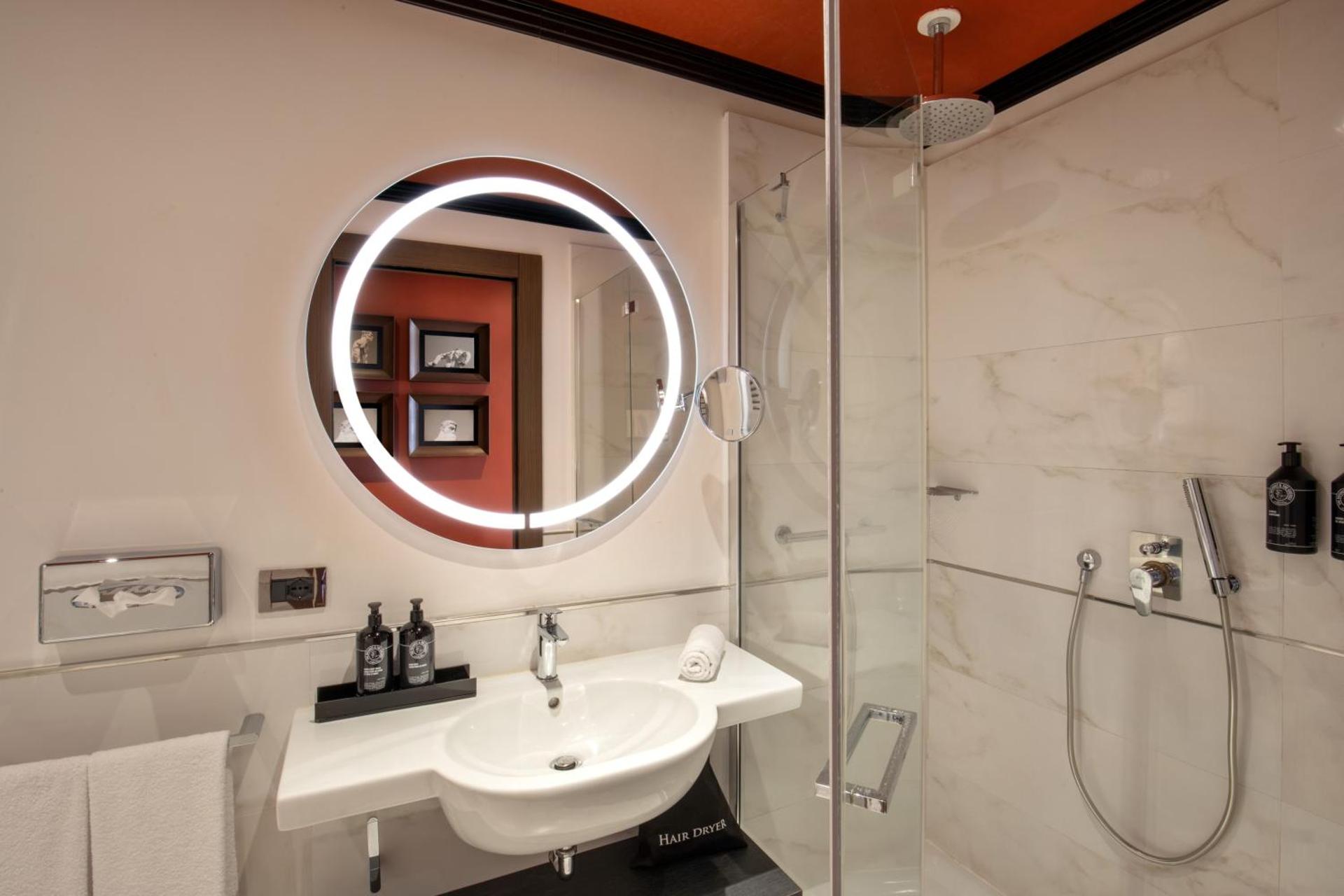 The Independent Hotel - Photo 9