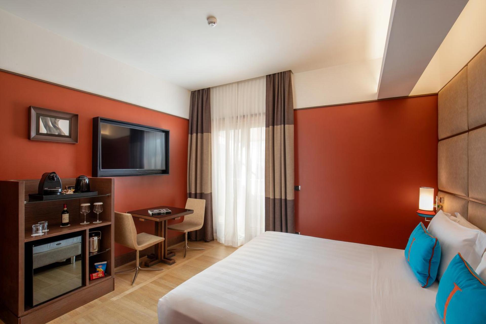 The Independent Hotel - Photo 37