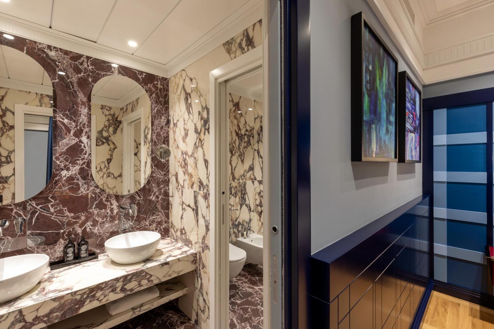 The Independent Hotel - Photo 22