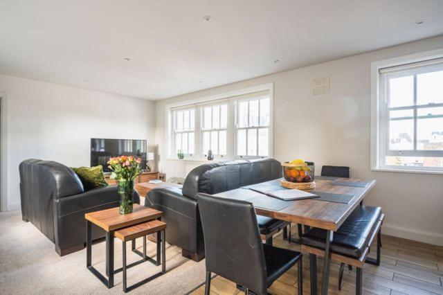 The Pride of Paddington - Photo 2