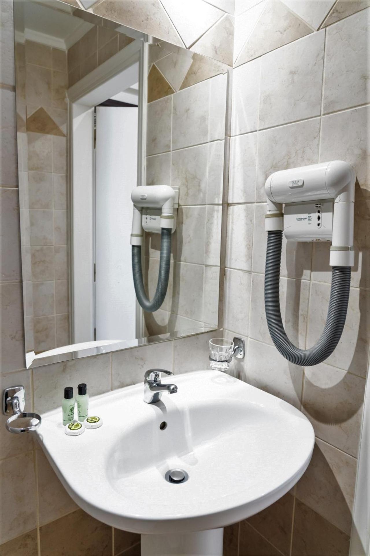 Four Seasons Hotel - Photo 76