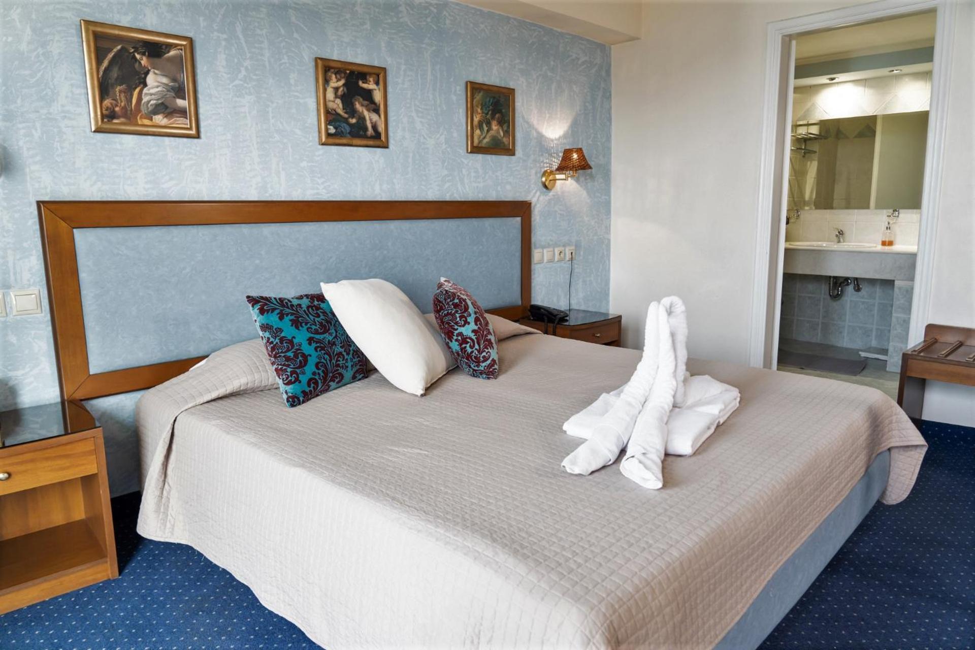 Four Seasons Hotel - Photo 9