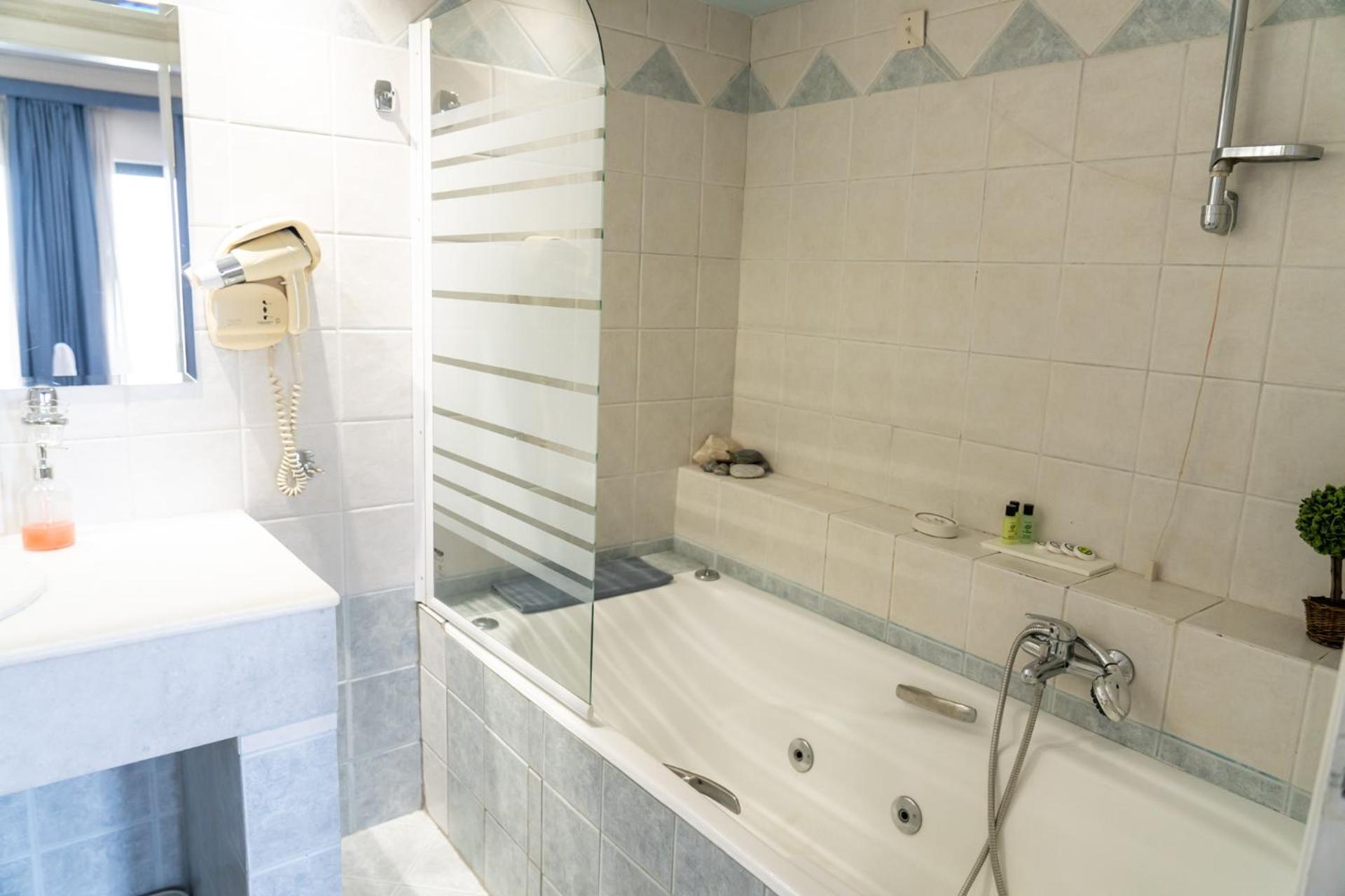 Four Seasons Hotel - Photo 64