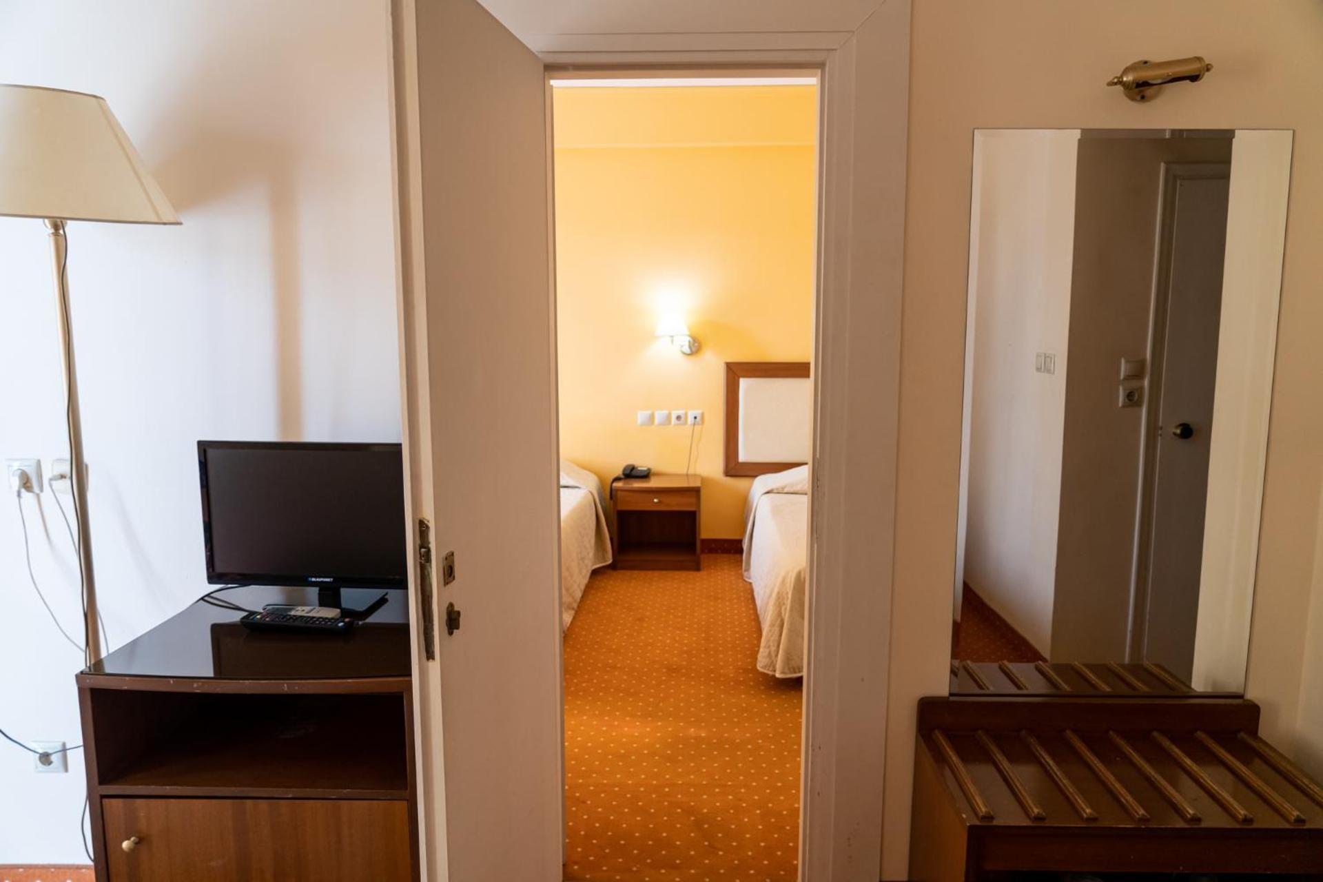 Four Seasons Hotel - Photo 78