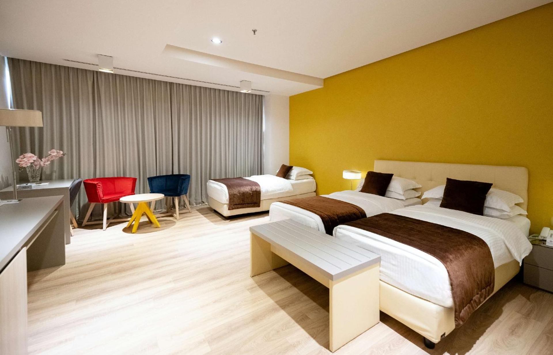 Deluxe Room with Three Single Beds - Non-Smoking