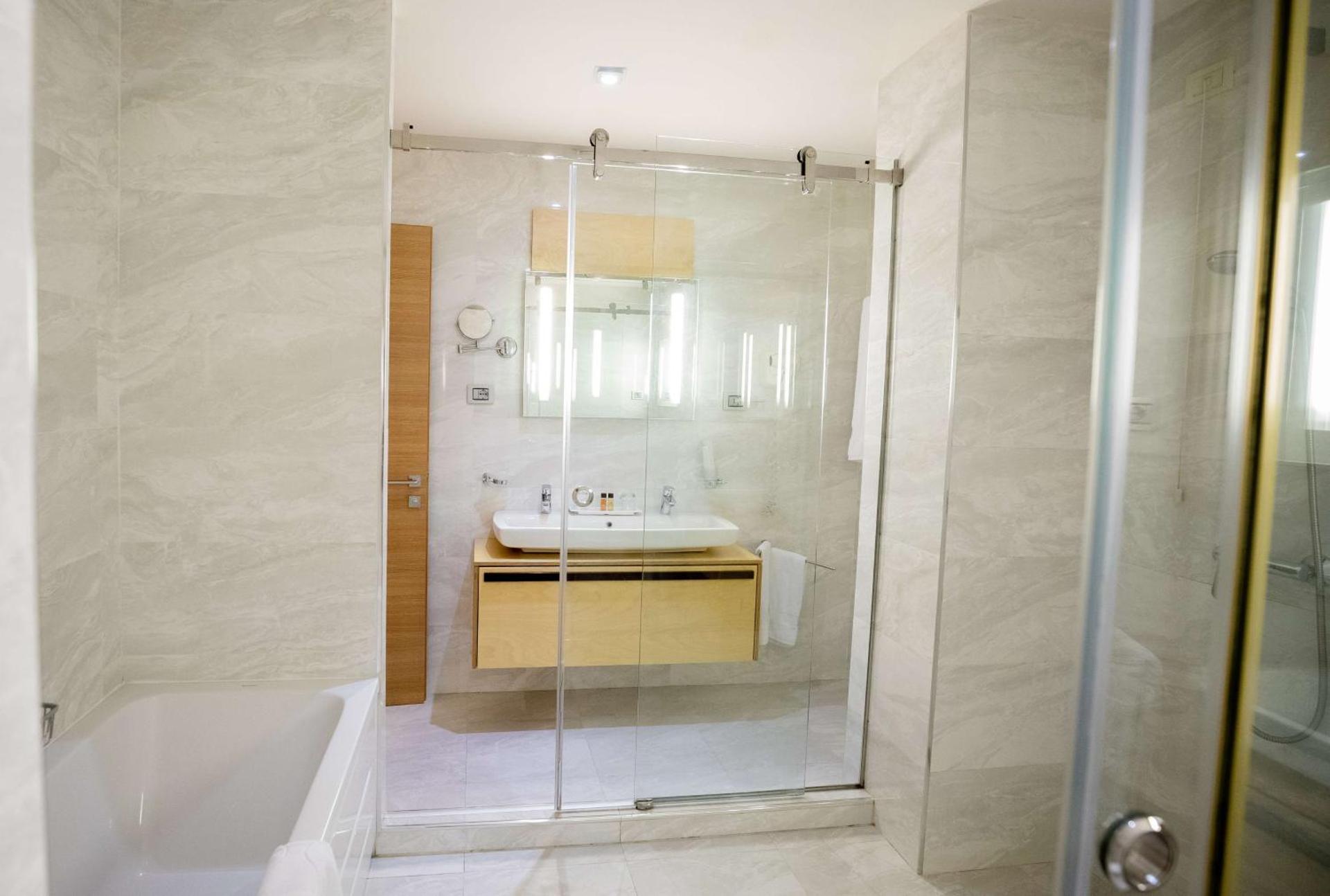 Best Western Premier Ark Hotel - Photo 86