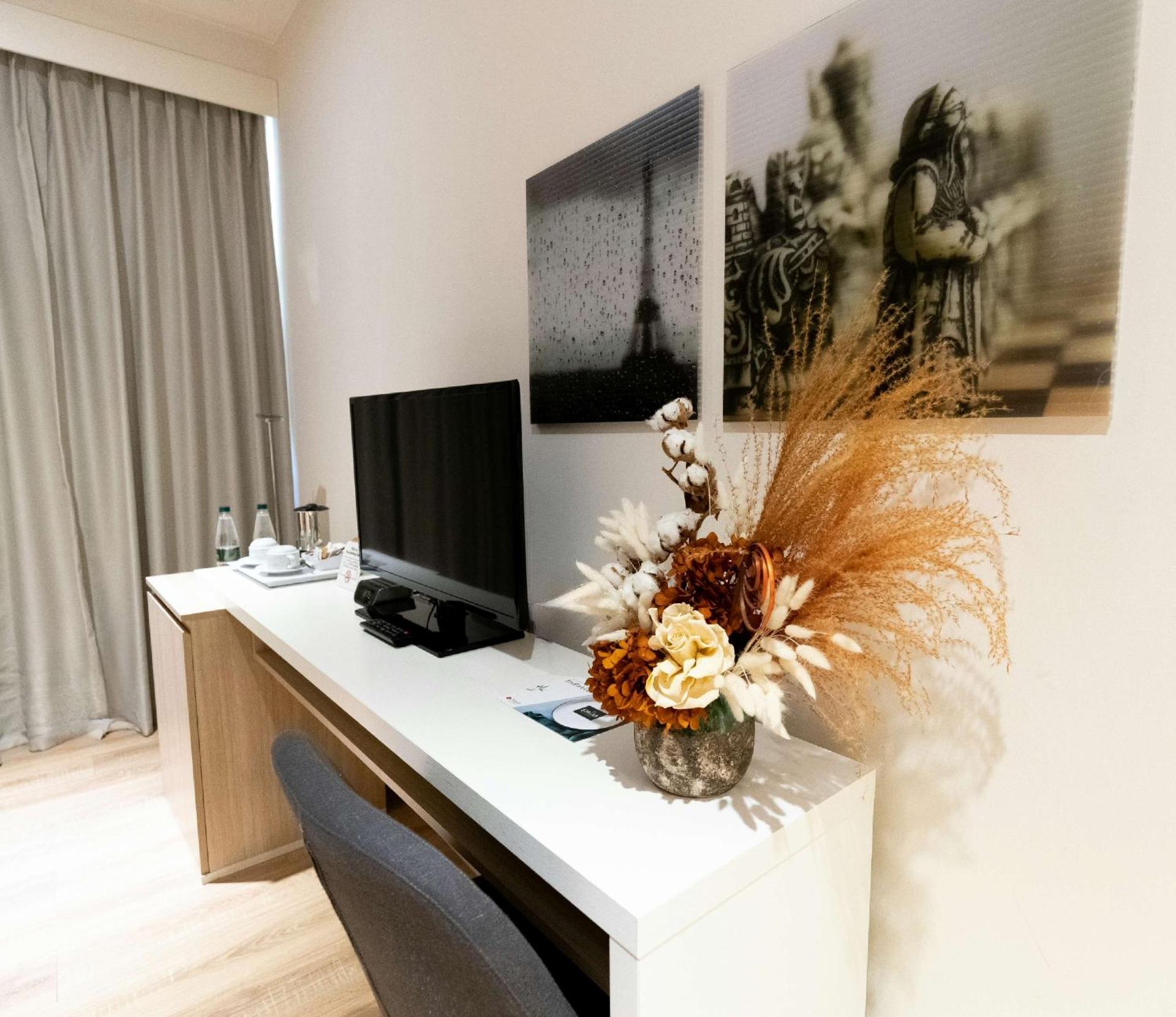 Best Western Premier Ark Hotel - Photo 49