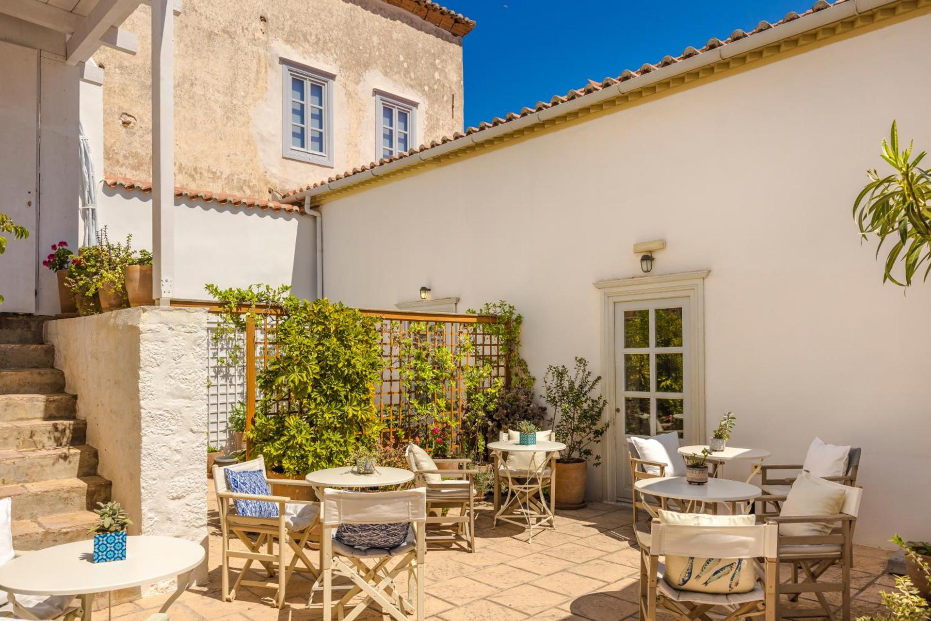 Hydra Hotel - Photo 38