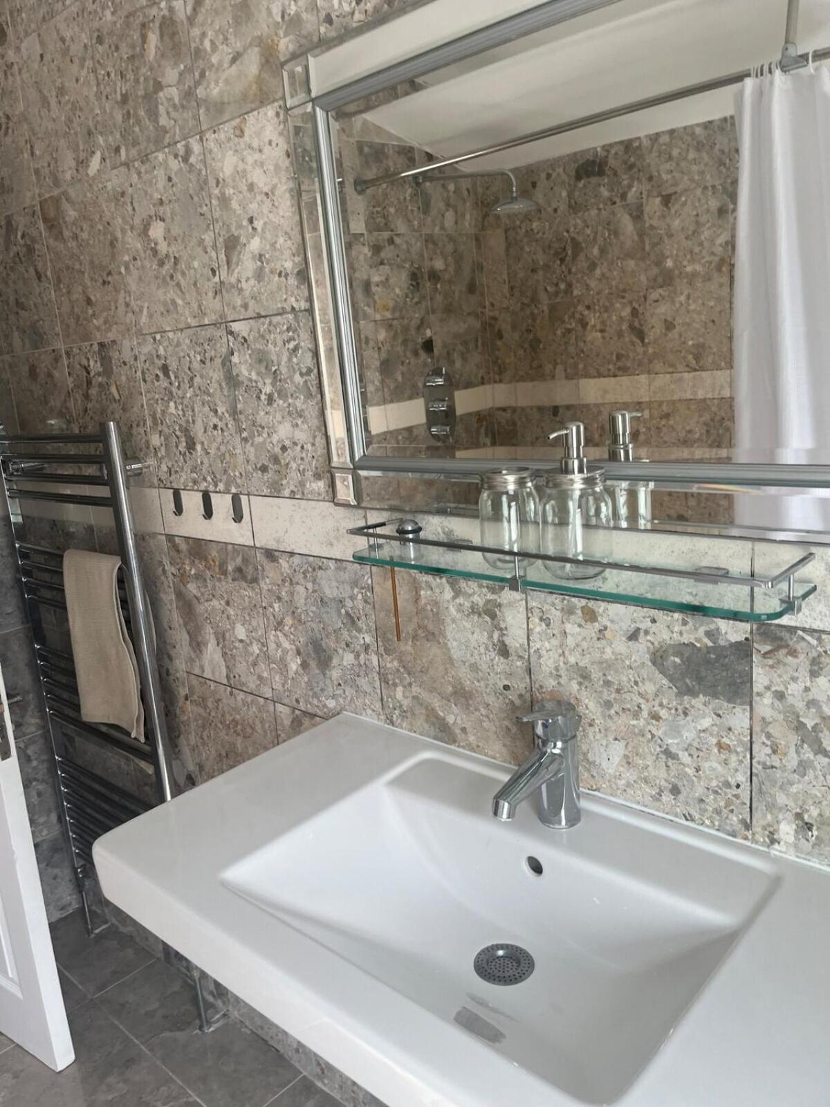 City Reach Retreat Spacious 4Bed House Startford Maryland Great Transport Links - Photo 20