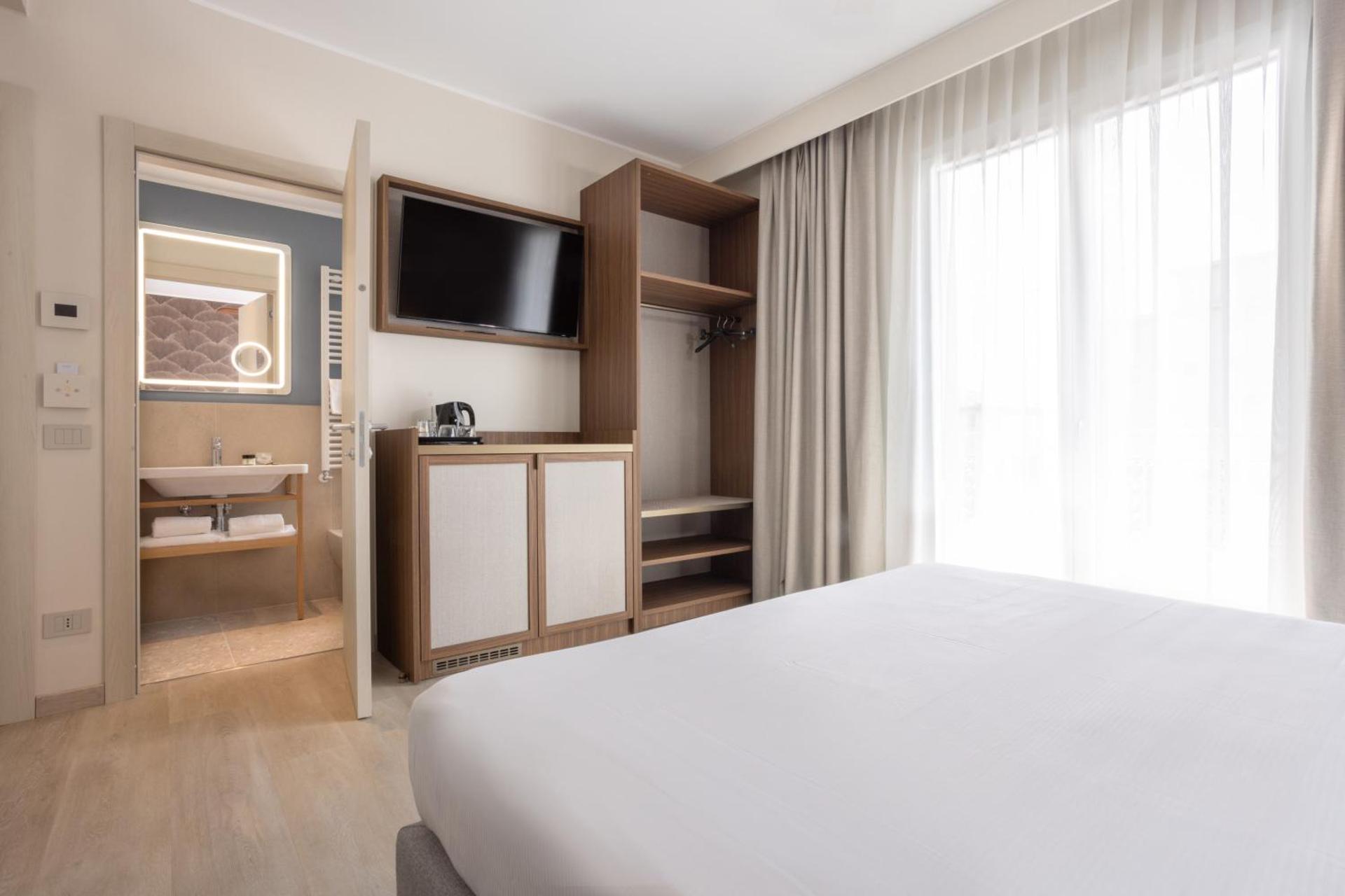 Hotel Diana - Photo 17