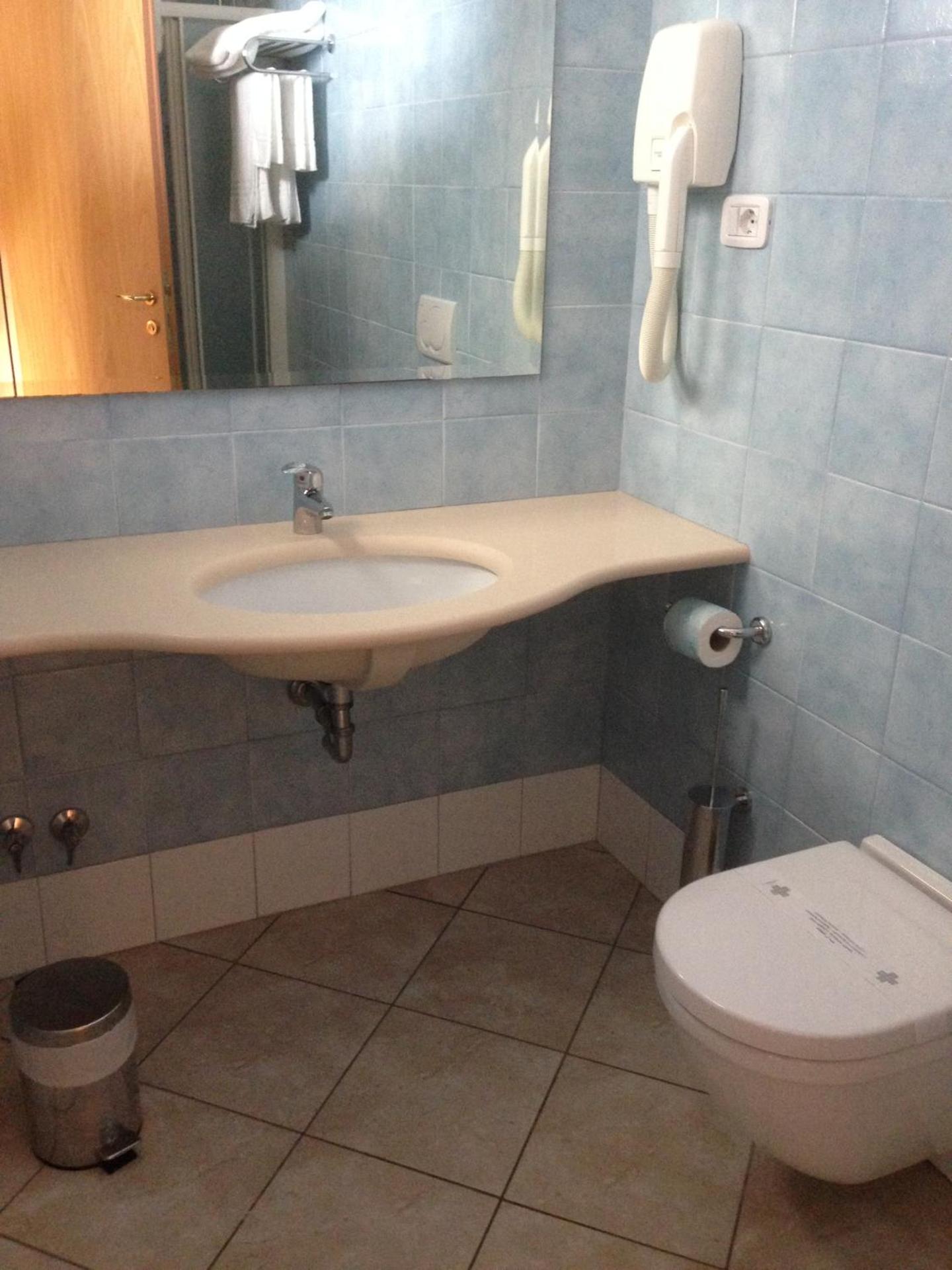 Roses Hotel - Photo 32
