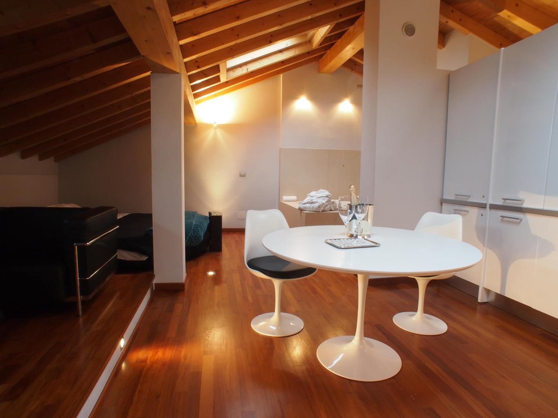 Parizzi Suites&Studio Restaurant - Photo 10