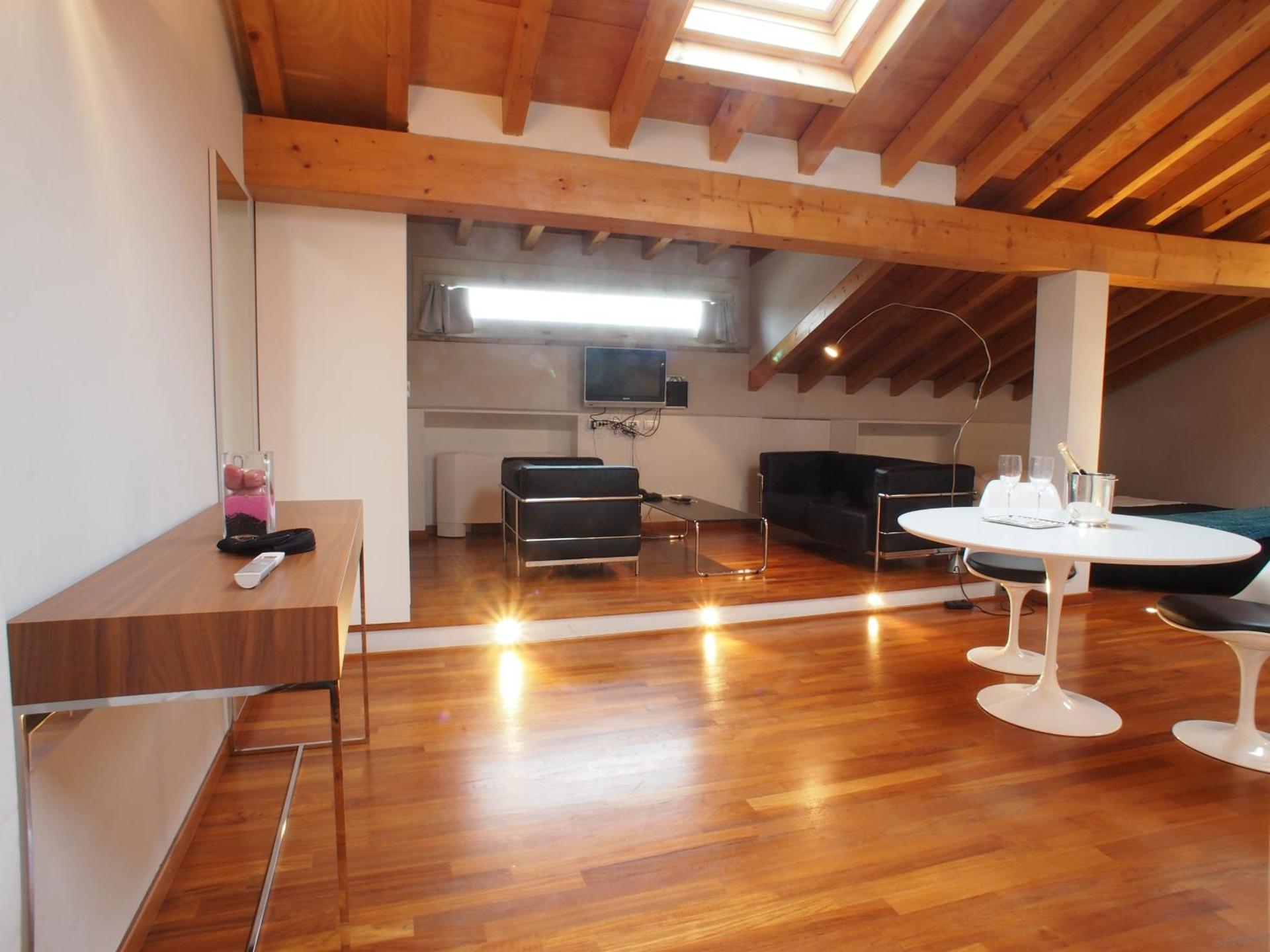 Parizzi Suites&Studio Restaurant - Photo 14