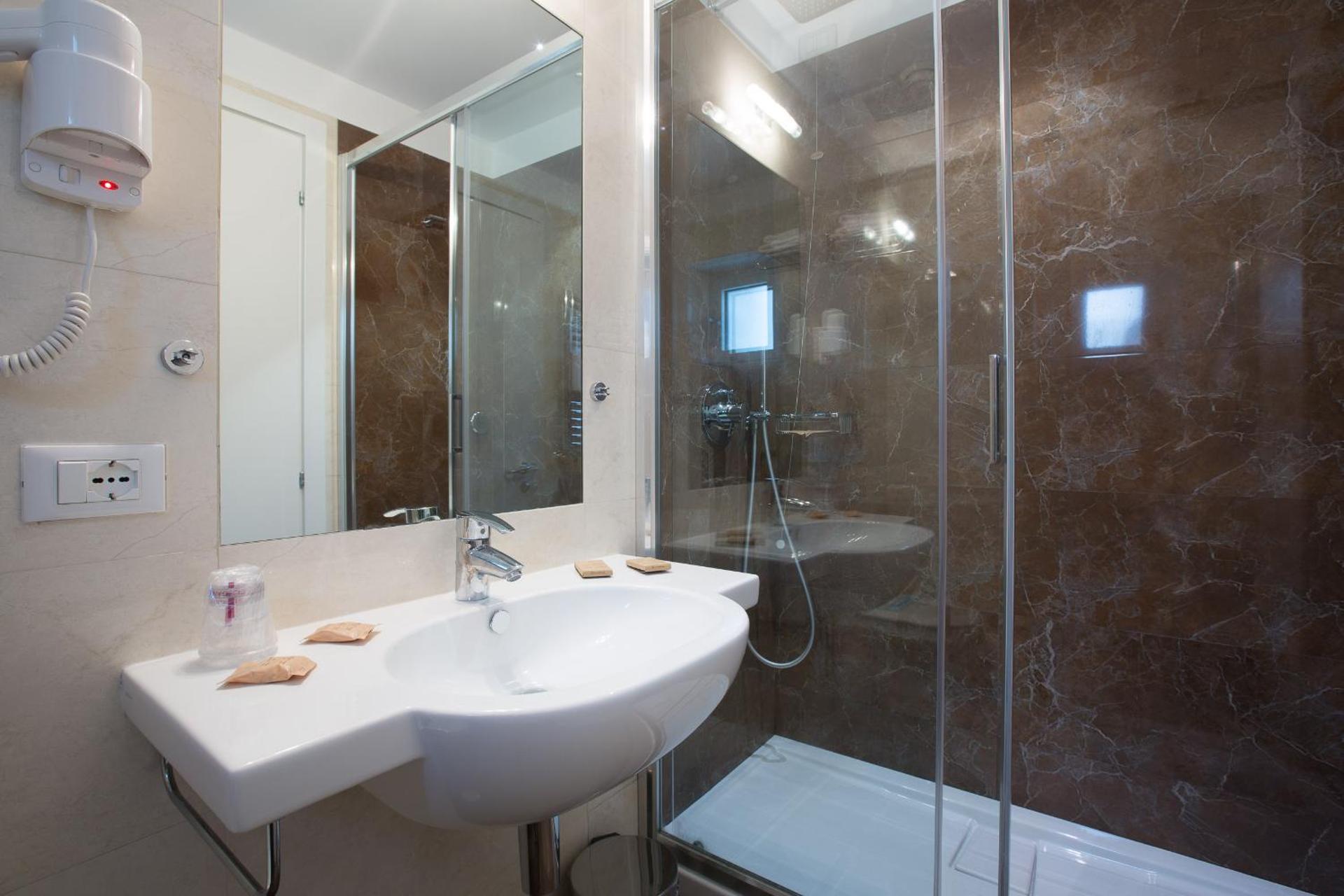 Floris Hotel - Photo 4