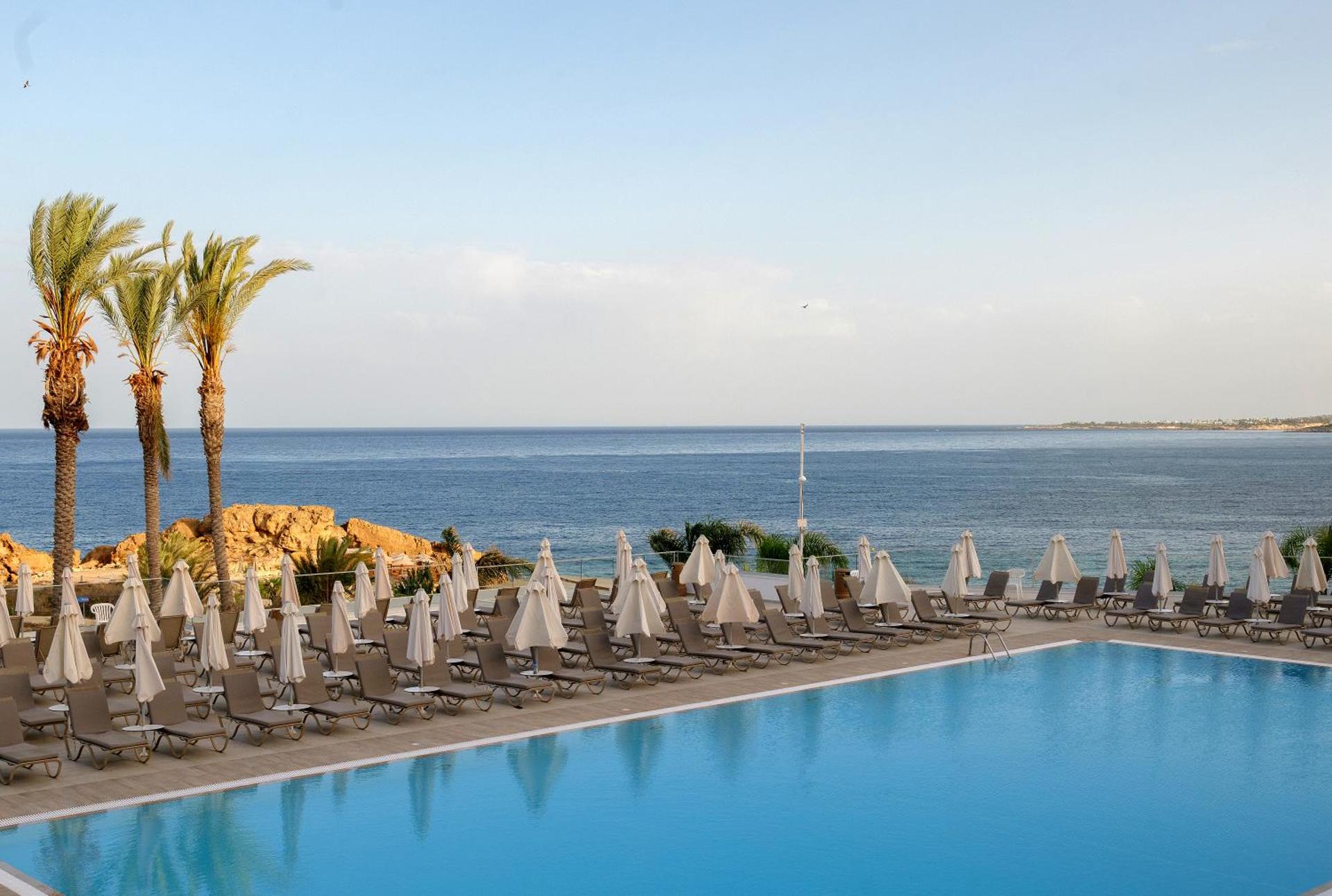 Queens Bay Hotel - Photo 7