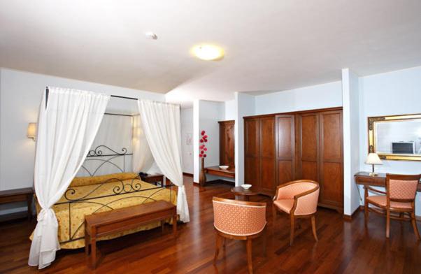 Hotel Gabarda - Photo 10