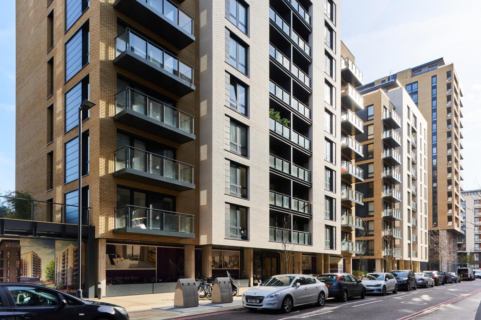 Beautiful 1 Bedroom with Balcony Near Mile End - Photo 3