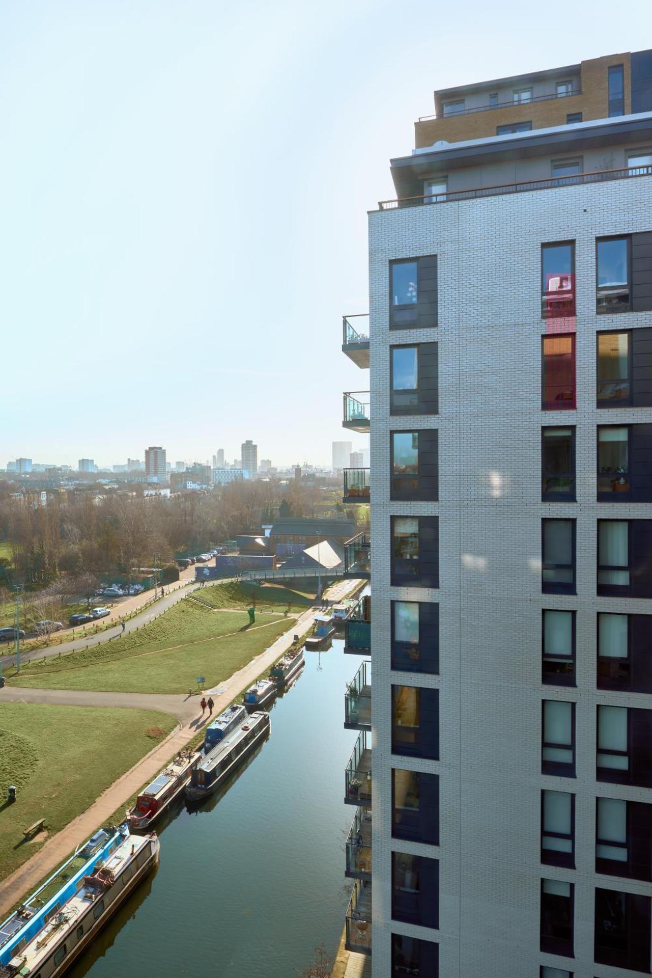 Beautiful 1 Bedroom with Balcony Near Mile End - Photo 6