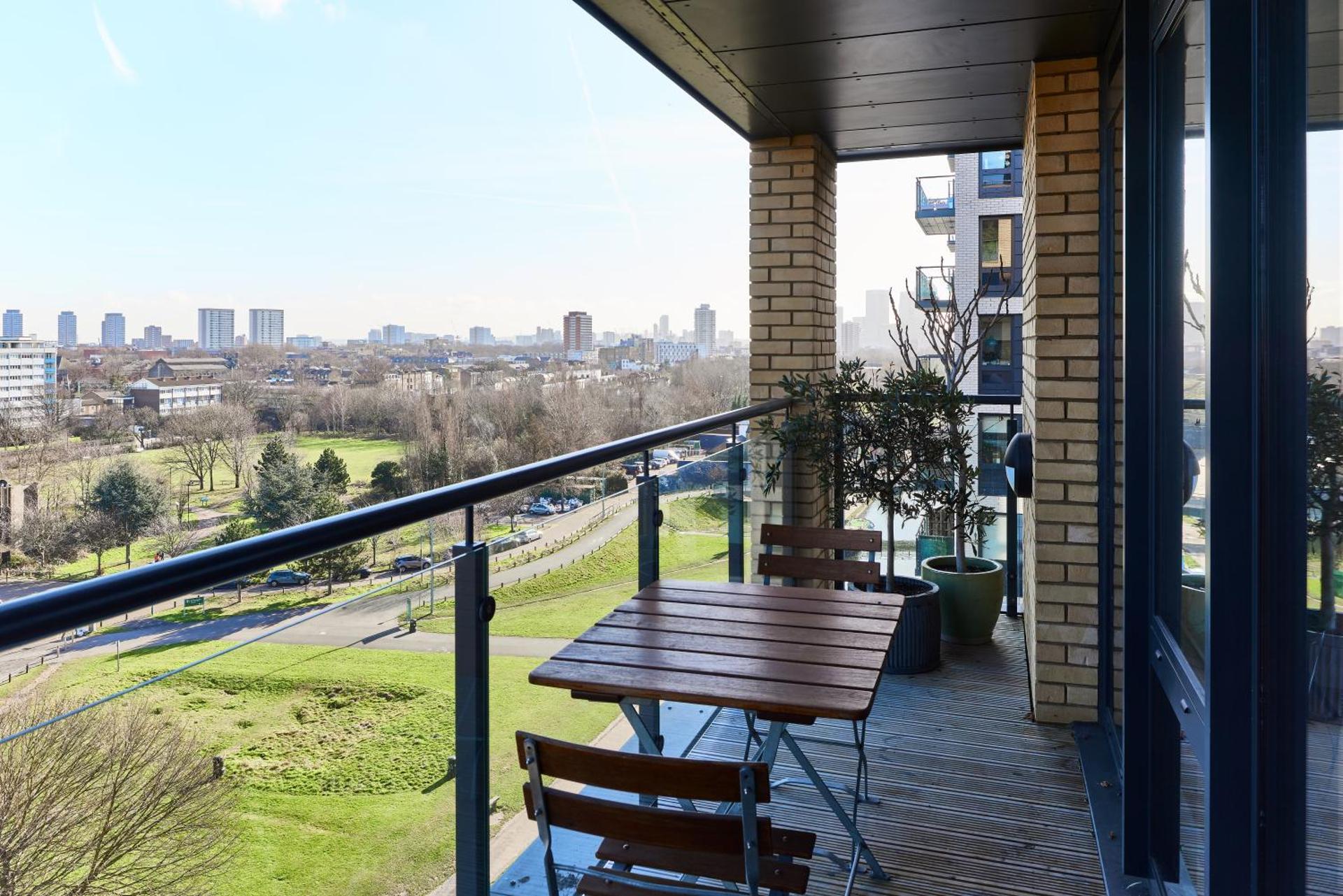 Beautiful 1 Bedroom with Balcony Near Mile End - Photo 11