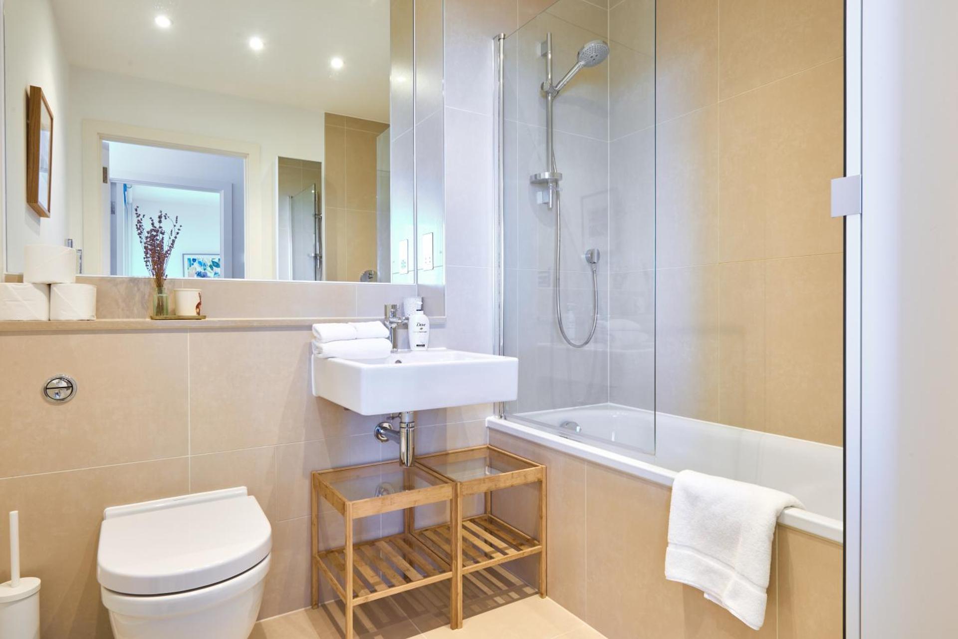 Beautiful 1 Bedroom with Balcony Near Mile End - Photo 14