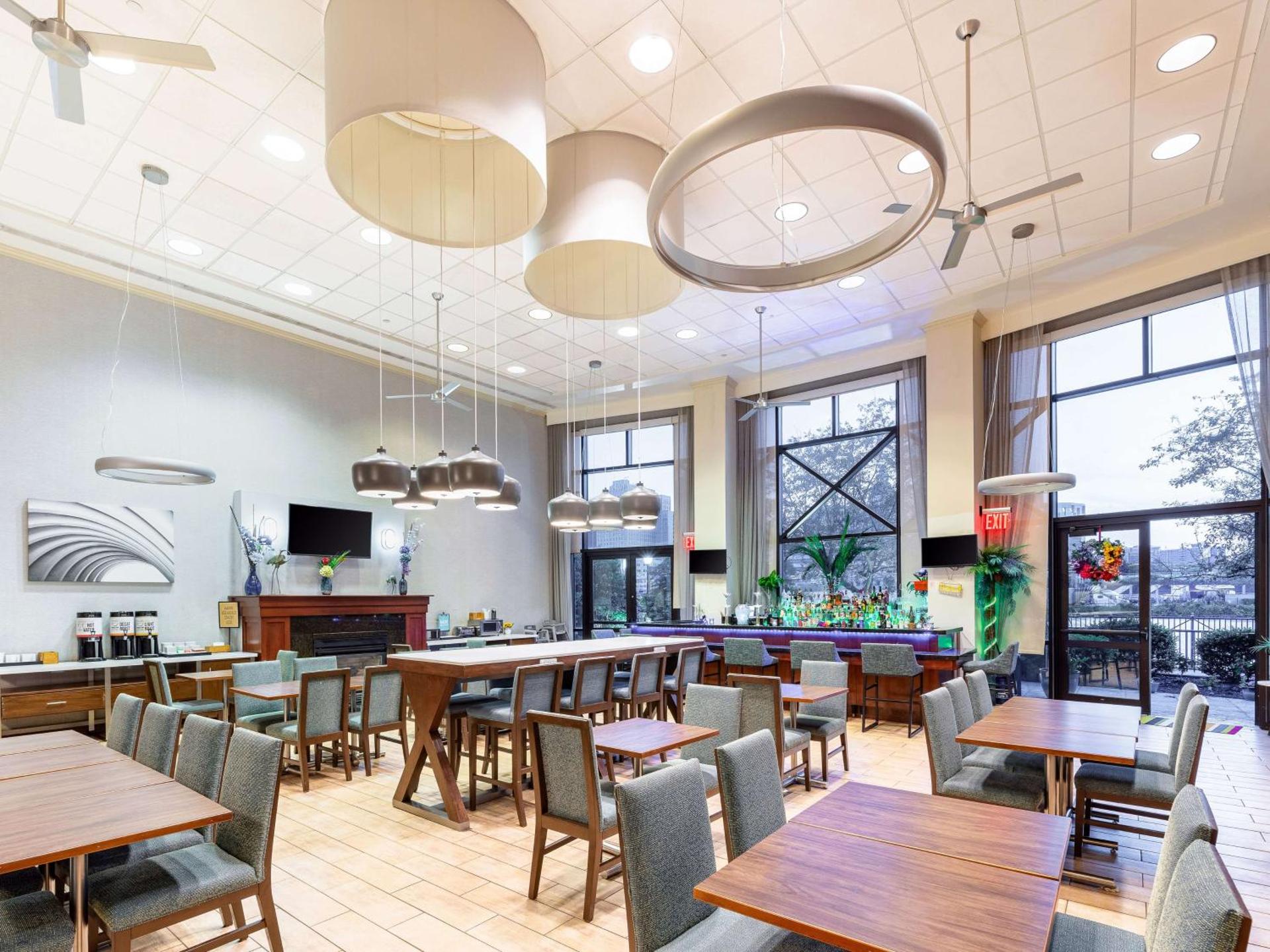 Hampton Inn & Suites Newark-Harrison-Riverwalk - Photo 9