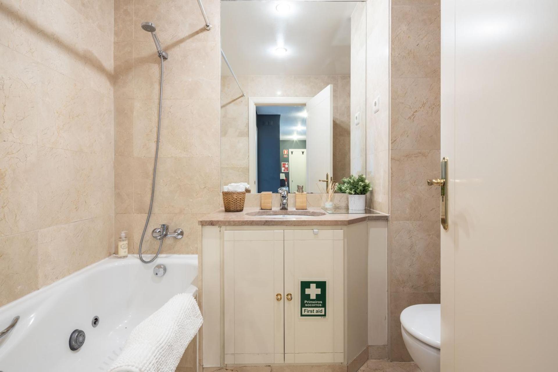 Lisbon Relax Pool Apartment - Free Parking Garage - Photo 3