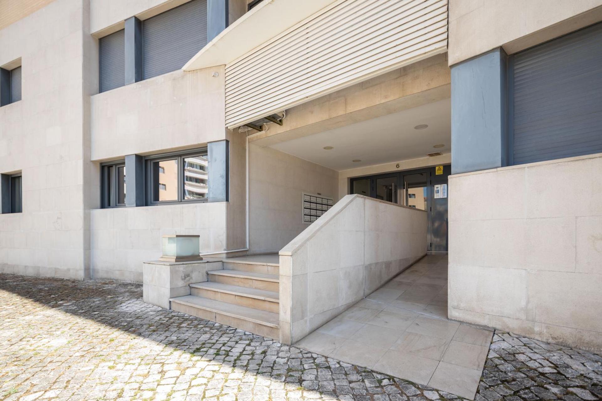 Lisbon Relax Pool Apartment - Free Parking Garage - Photo 24