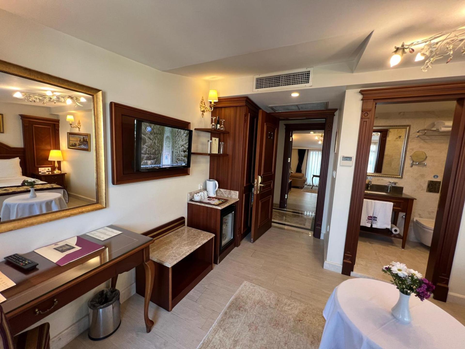 GLK PREMIER Regency Suites & Spa - Photo 7