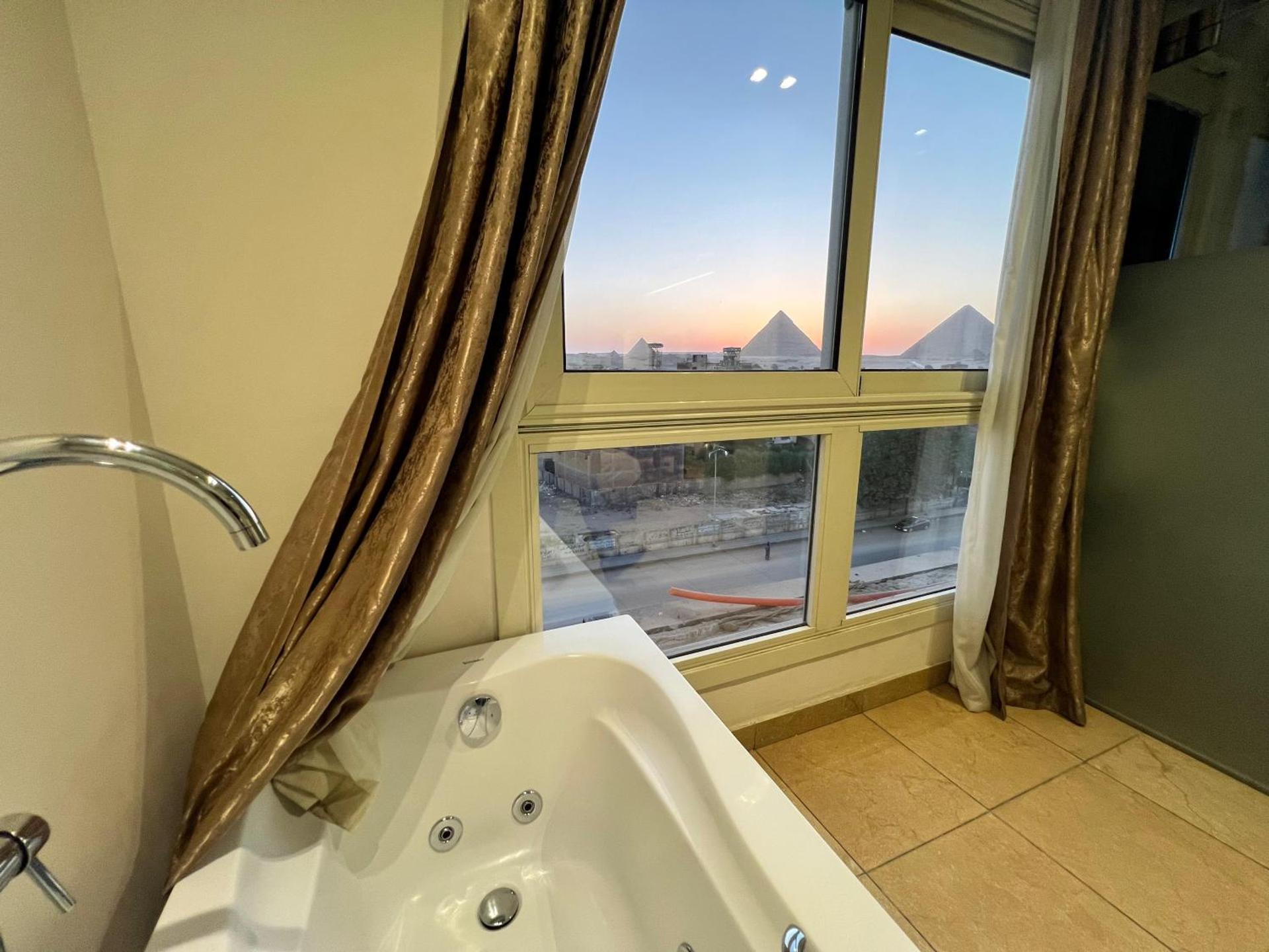 Suite with Pyramids View & Jacuzzi