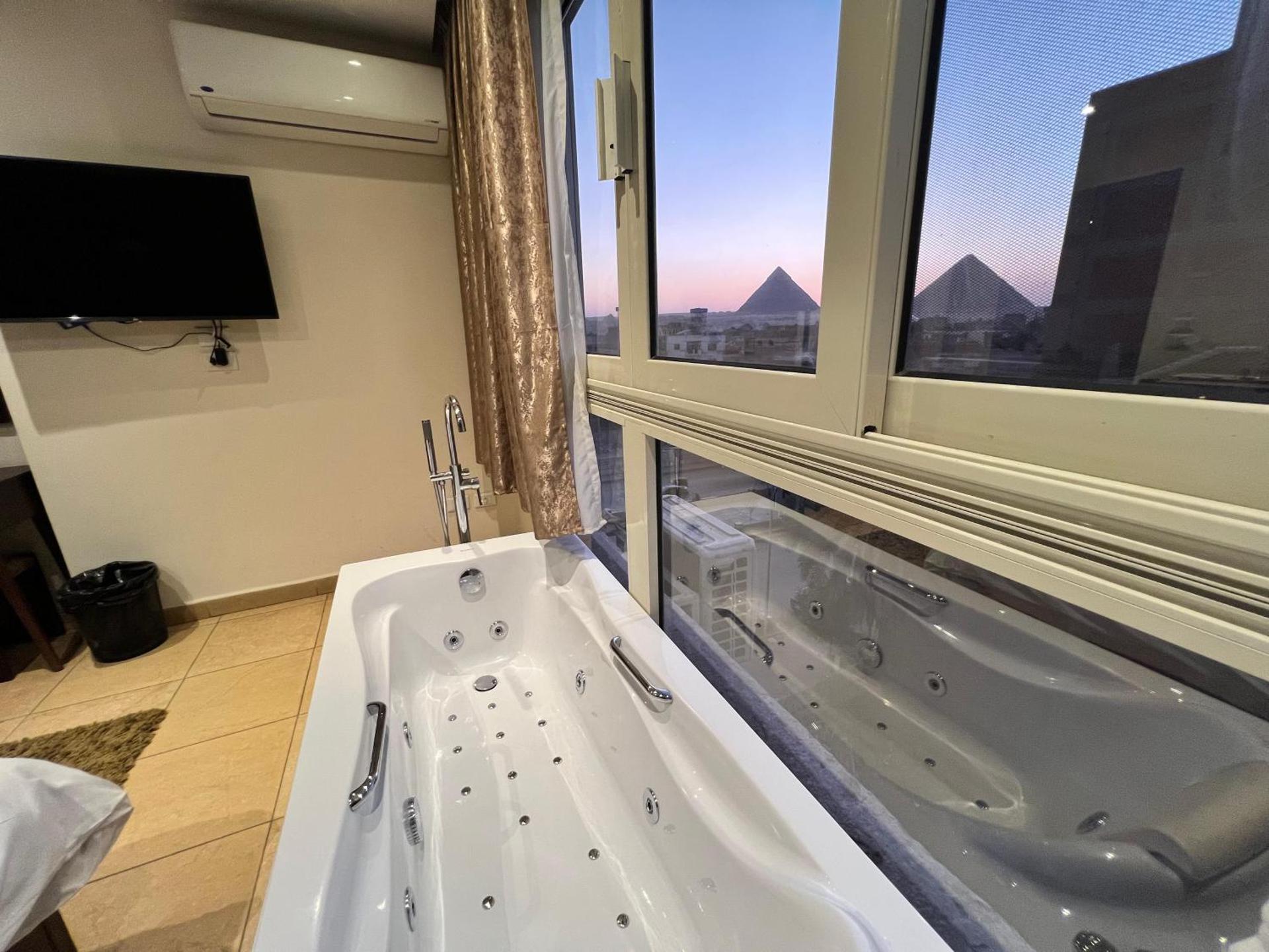 Deluxe Double Room with Pyramids View & Jacuzzi