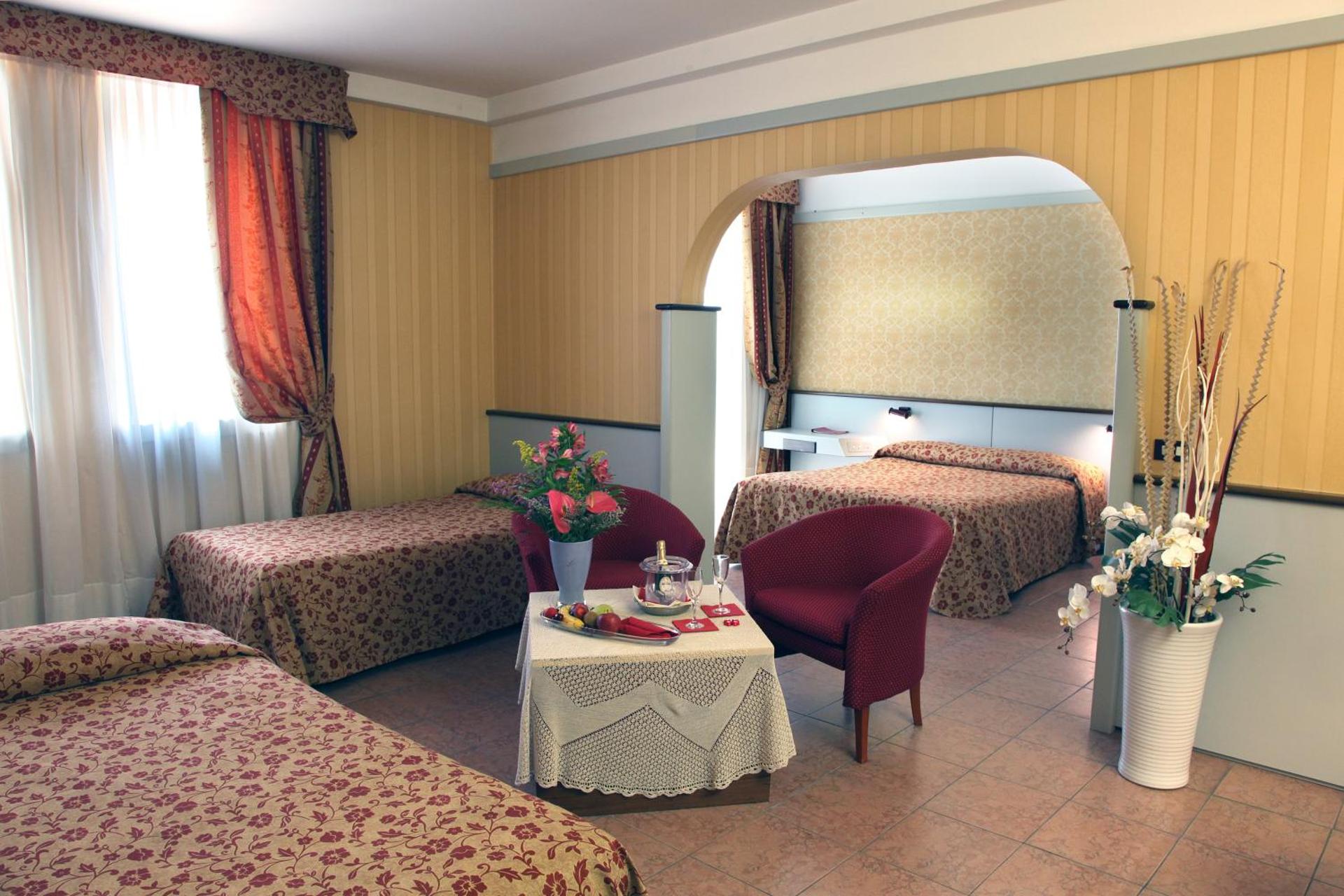 Hotel Maxim - Photo 54