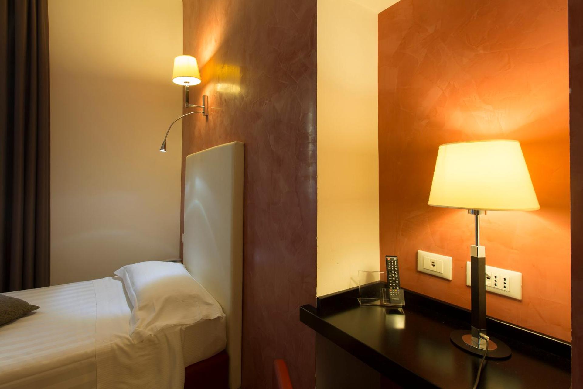 Floris Hotel - Photo 16