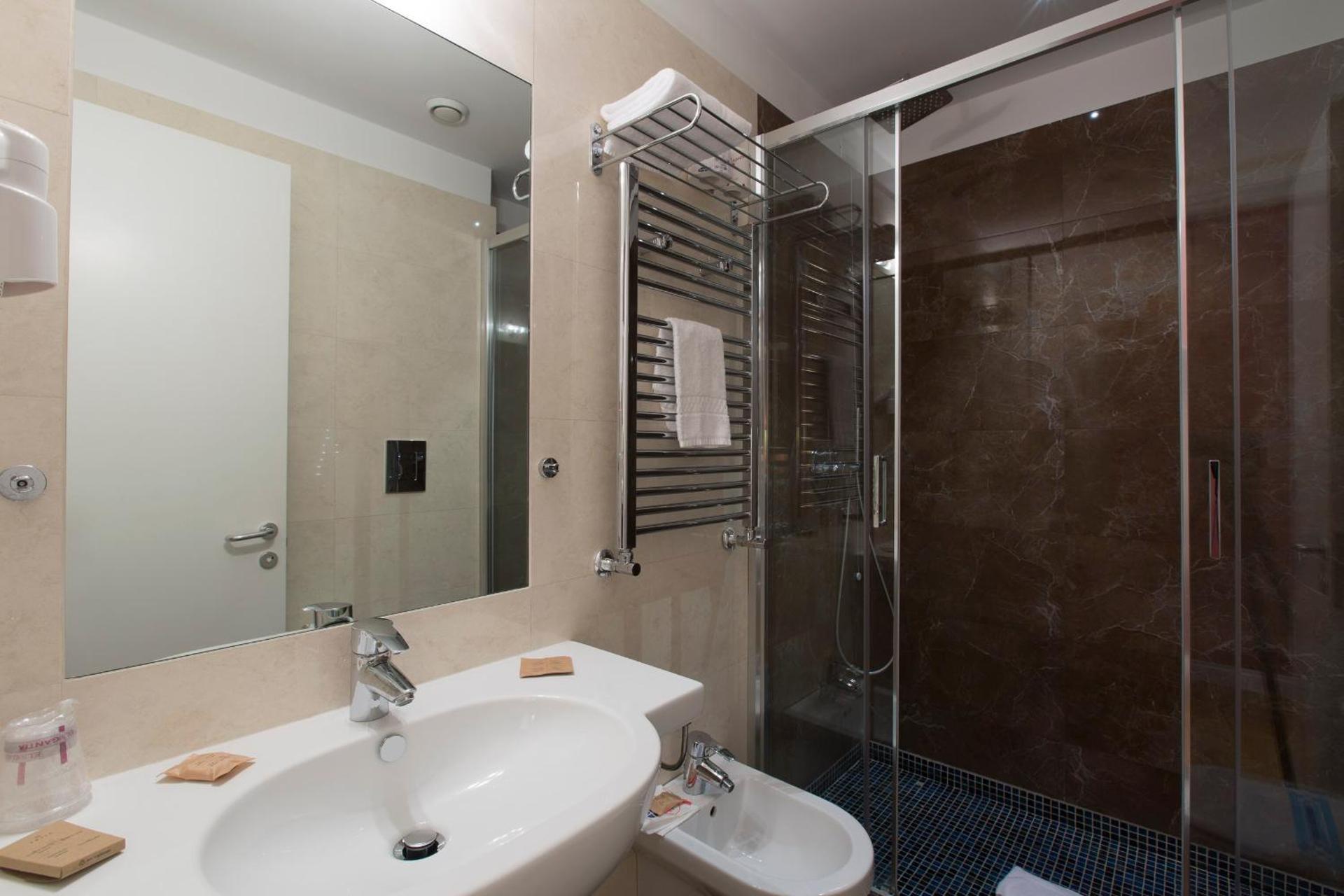 Floris Hotel - Photo 13