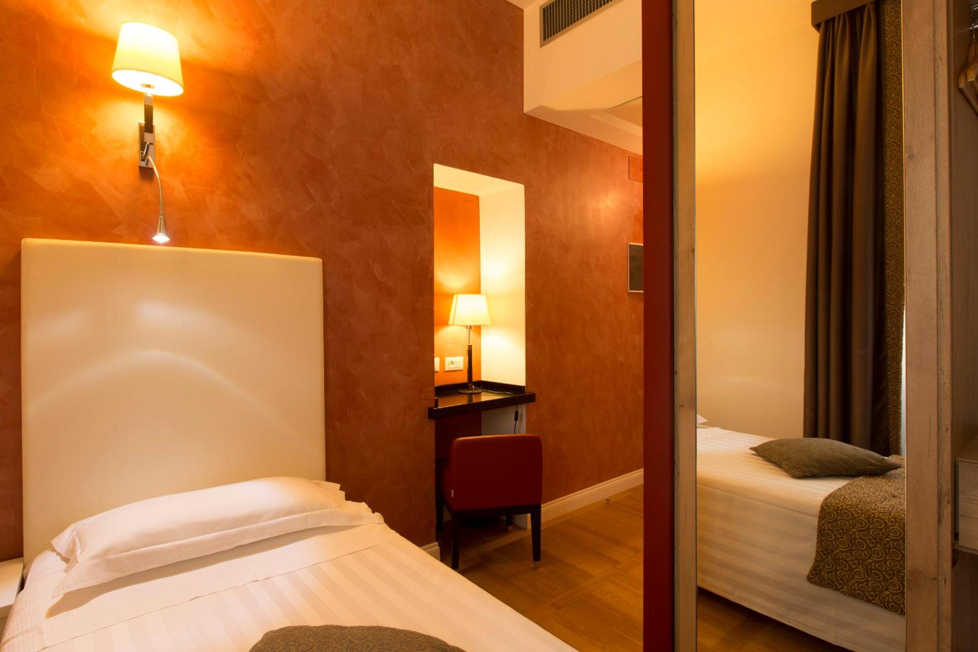 Floris Hotel - Photo 14