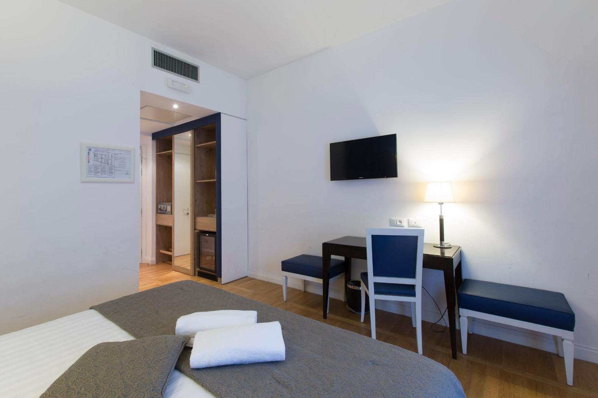 Floris Hotel - Photo 30