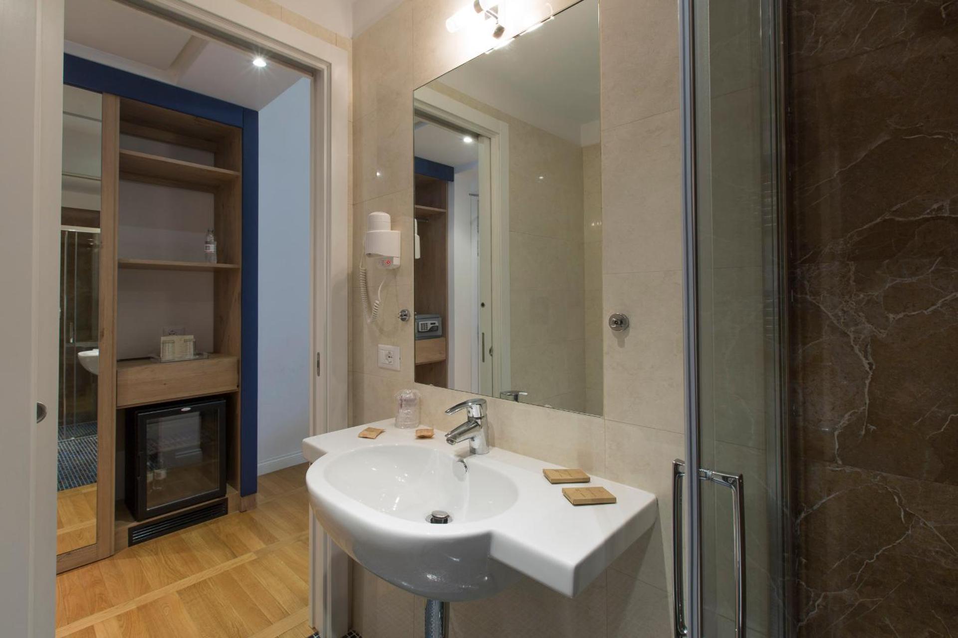 Floris Hotel - Photo 33