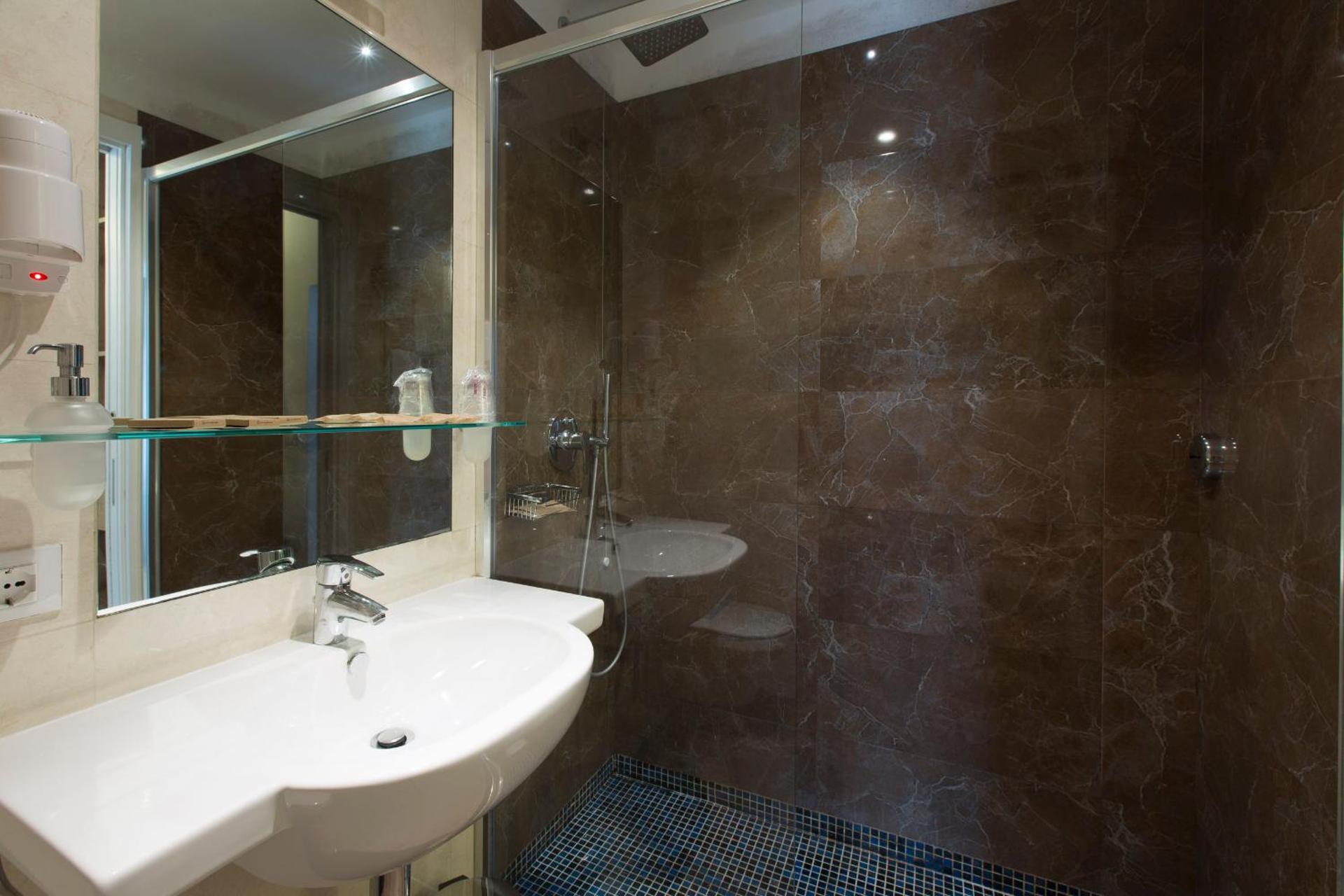 Floris Hotel - Photo 17