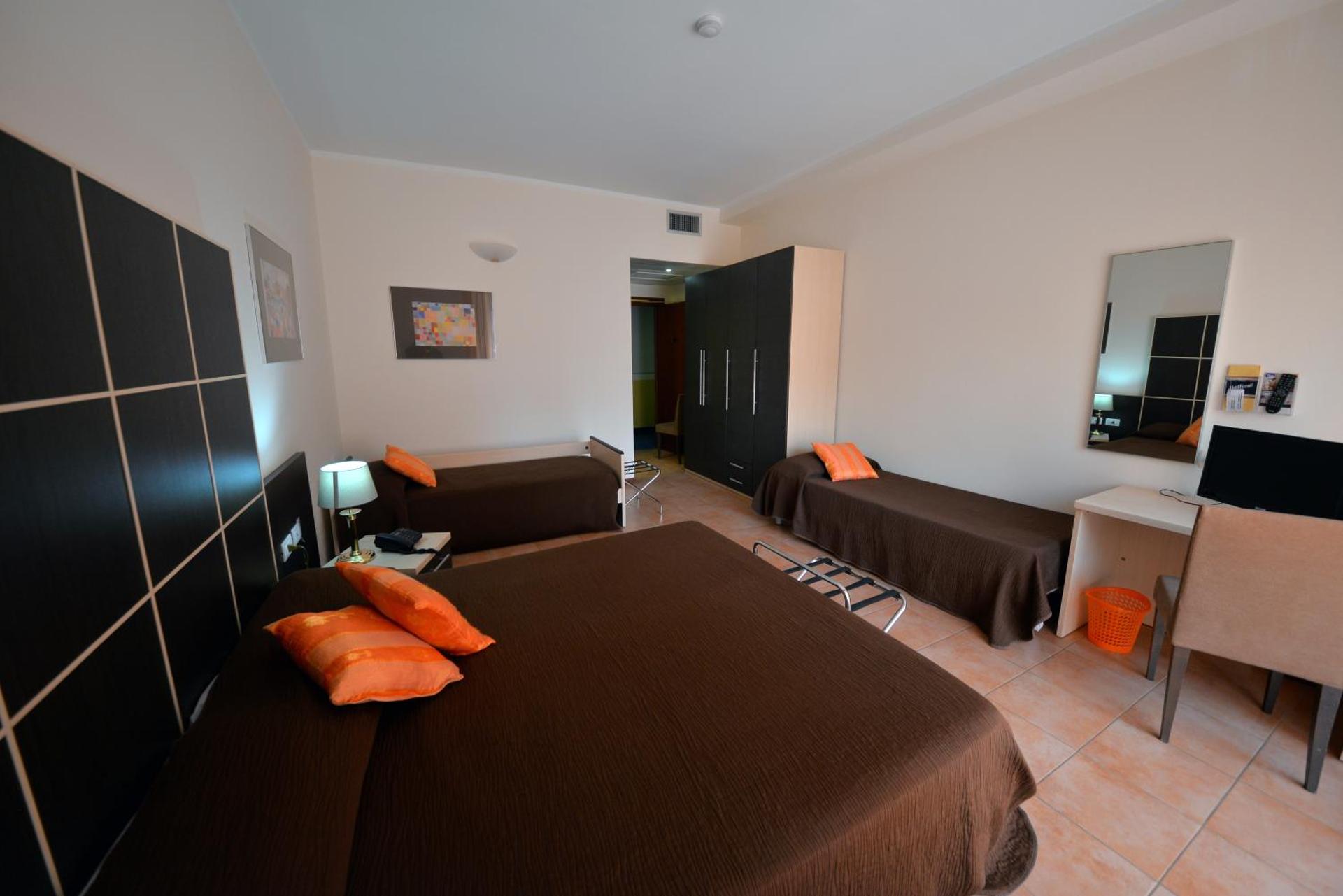 Hotel Ferrari - Photo 65