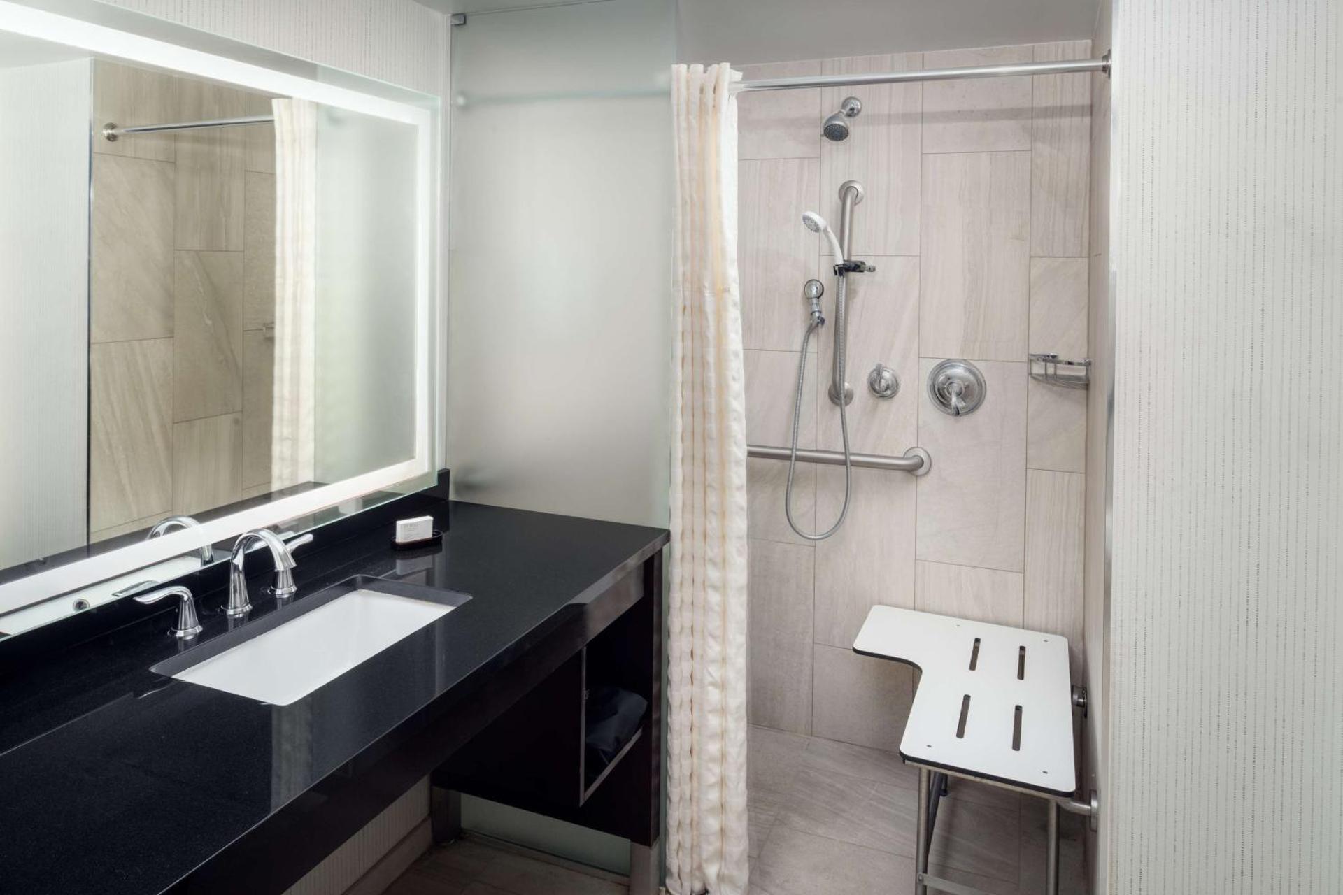 Embassy Suites by Hilton Washington DC Chevy Chase Pavilion - Photo 13