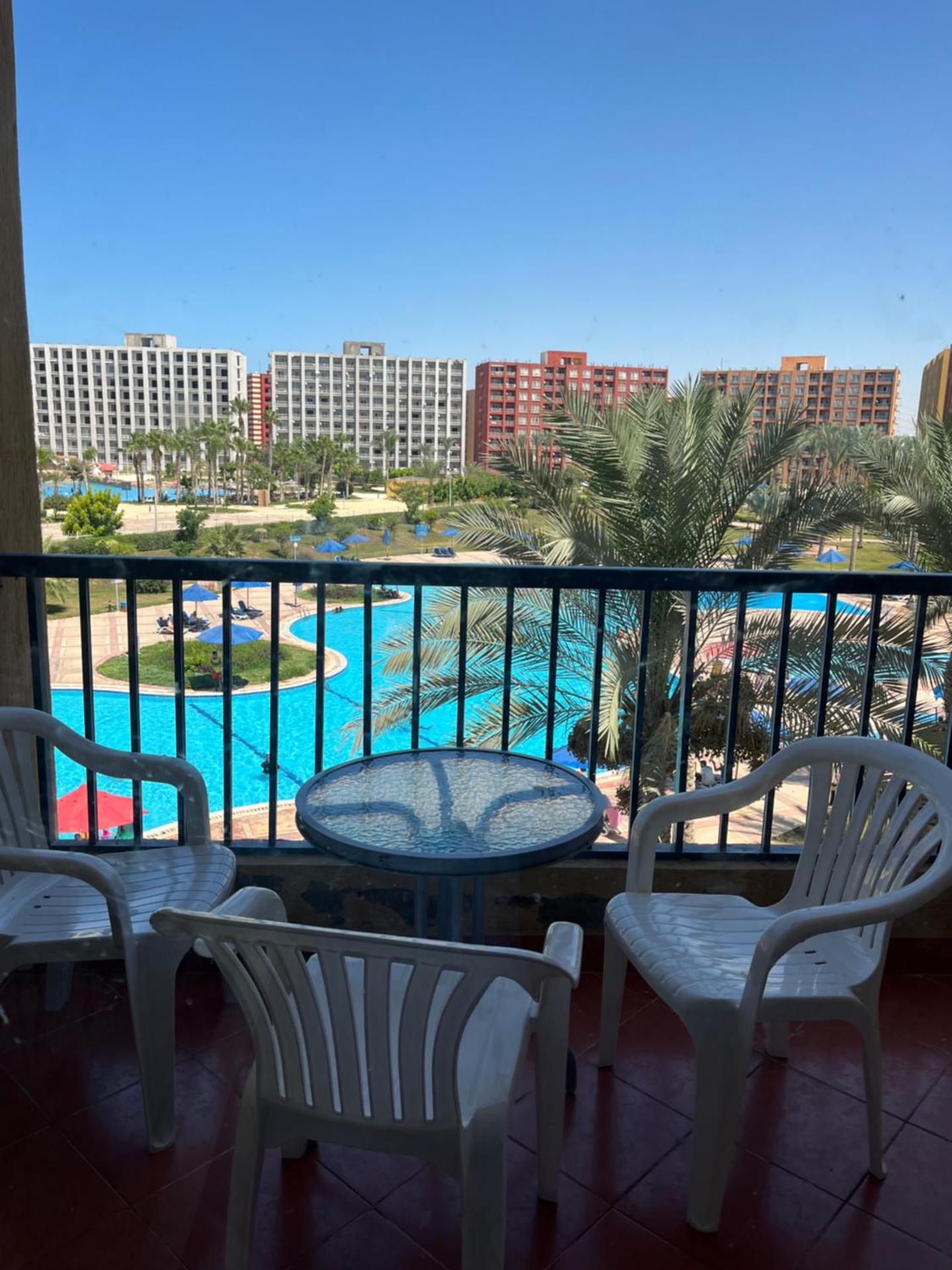 Apartment with Pool View