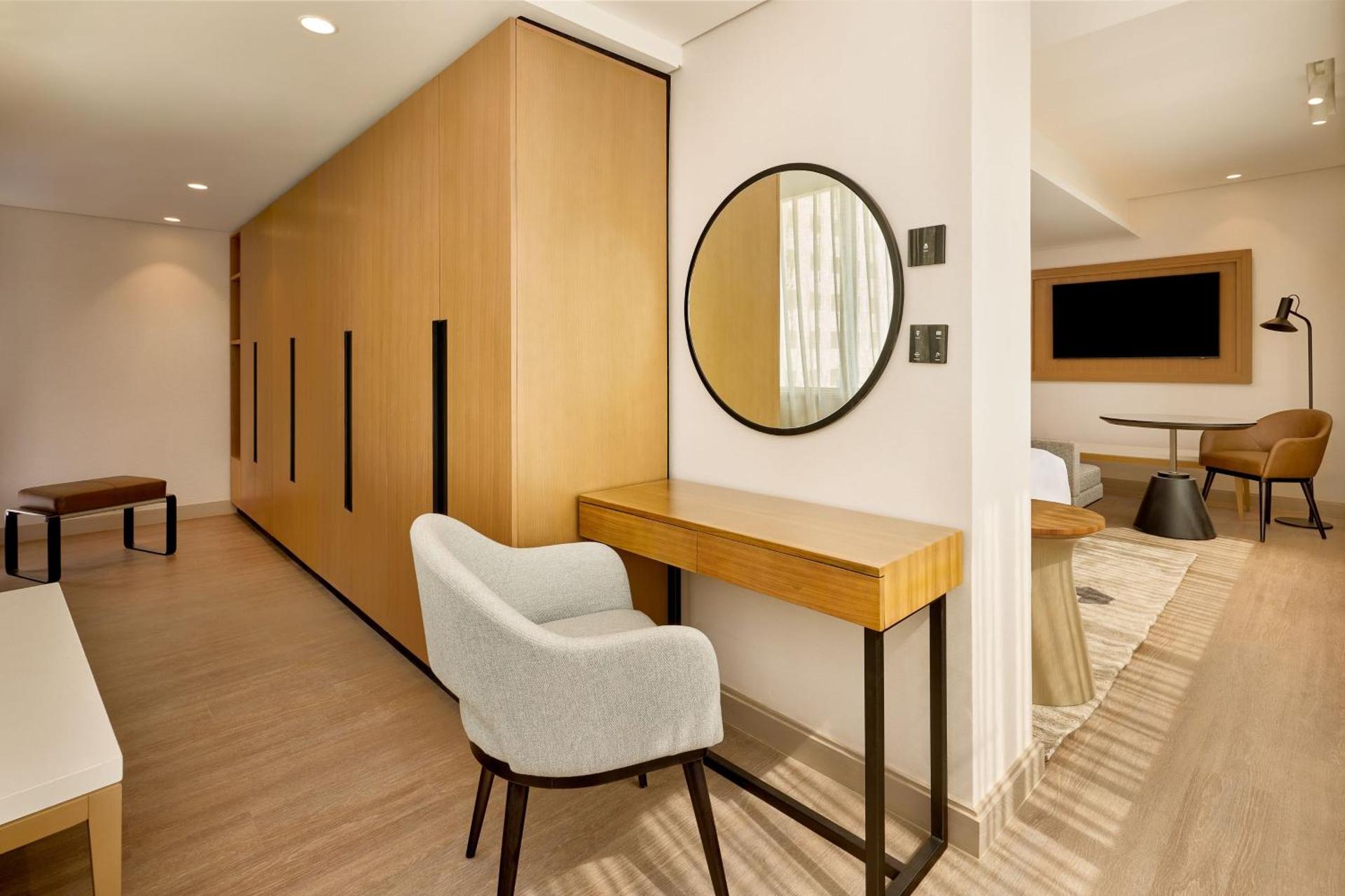 2 Bedroom Family Suite, Club lounge access, Bedroom 1: 1 King, Bedroom 2: 2 Double, River view, Balcony - Photo 3