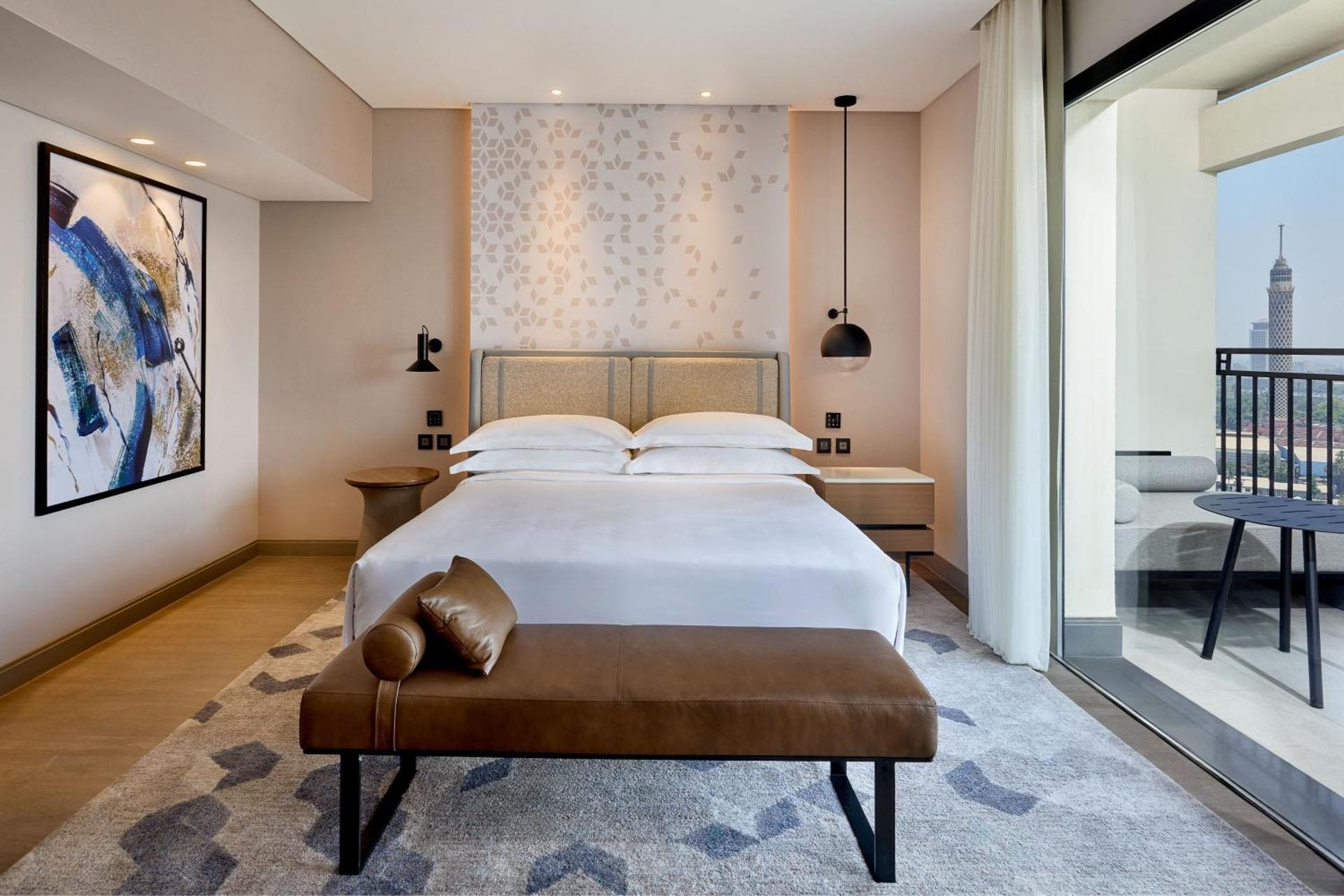 Panoramic Nile Suite, Club lounge access, 1 King, Riverfront, Balcony