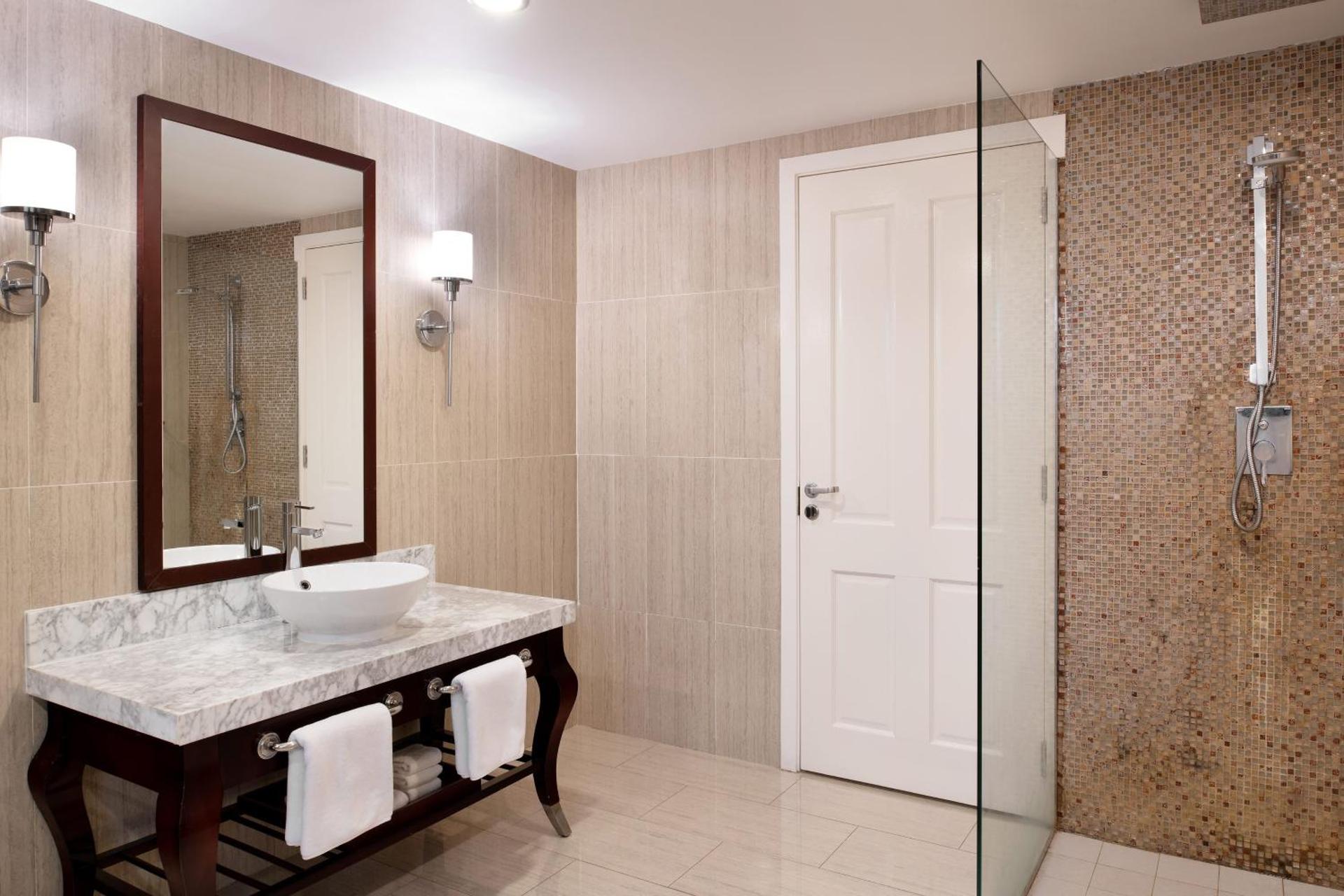 Two-Bedroom Family Room with Two King Beds - Photo 4