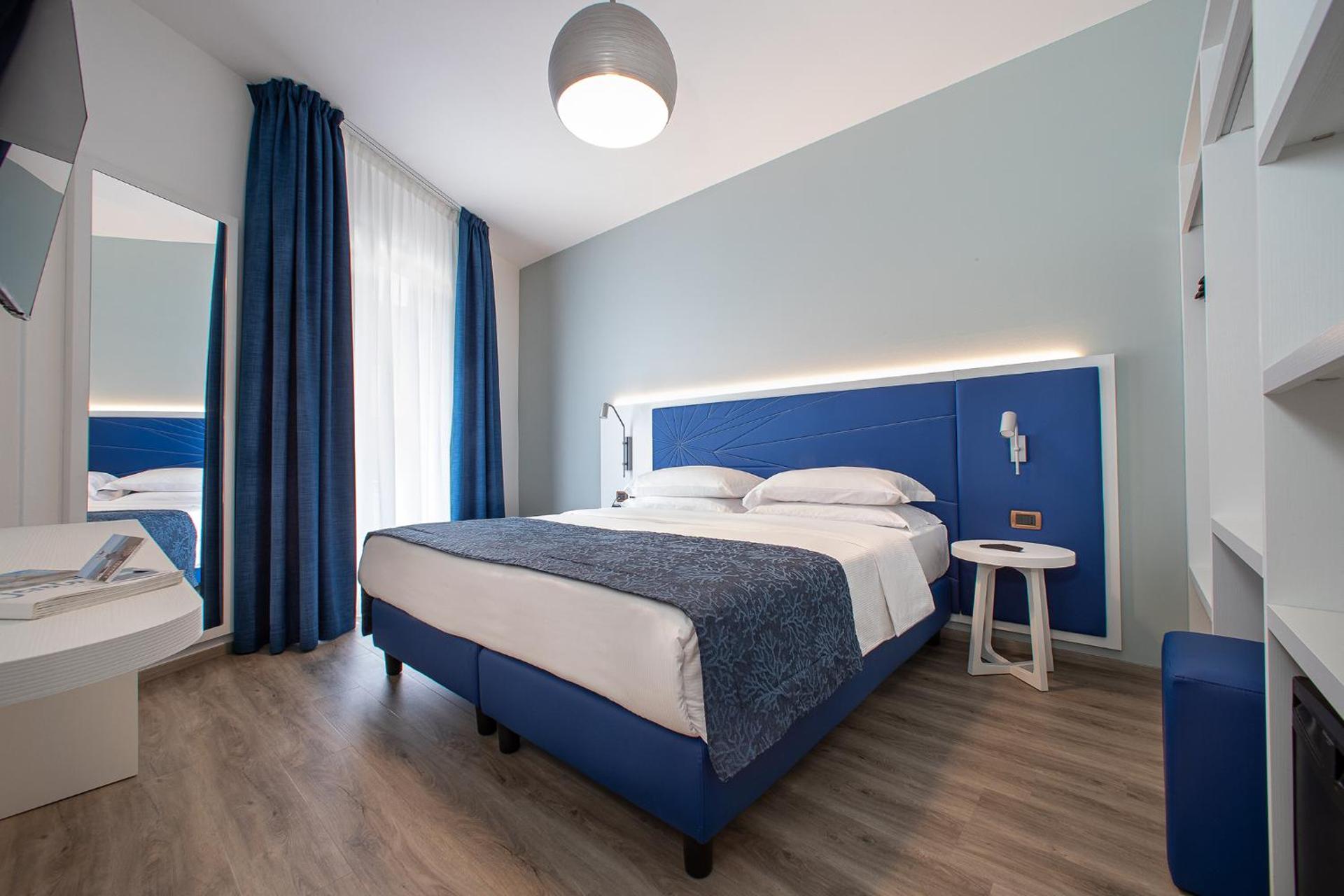 Family Room (2 Adults + 1 Child) with Lateral Sea View