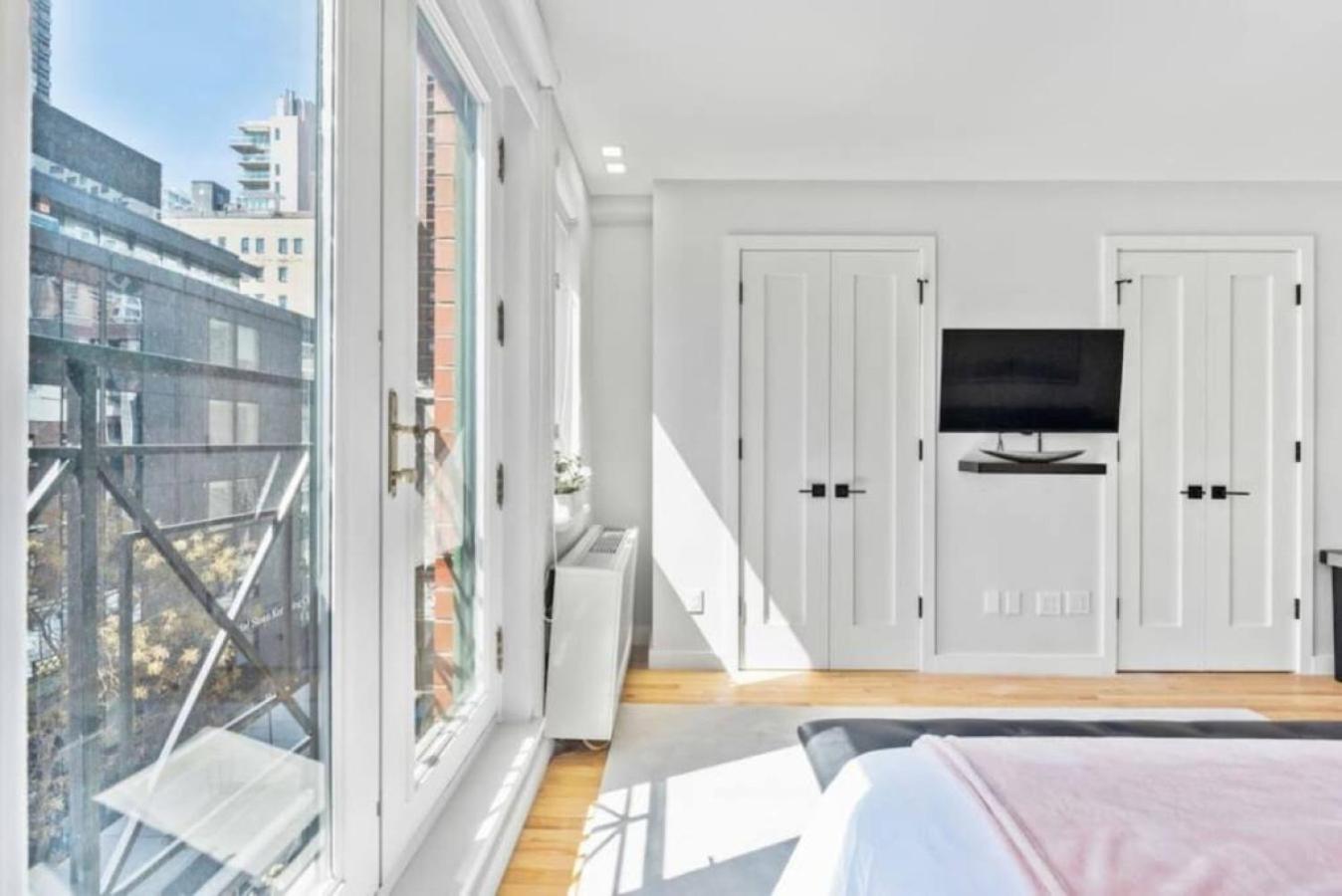 Luxe Studio with Charming Juliet Balcony - Photo 5