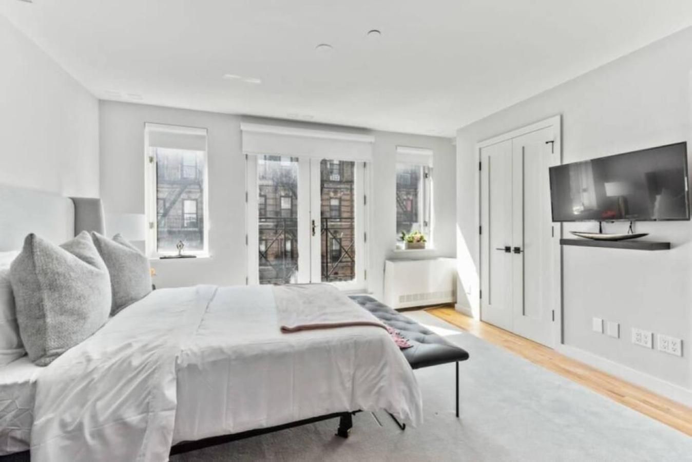 Luxe Studio with Charming Juliet Balcony - Photo 11