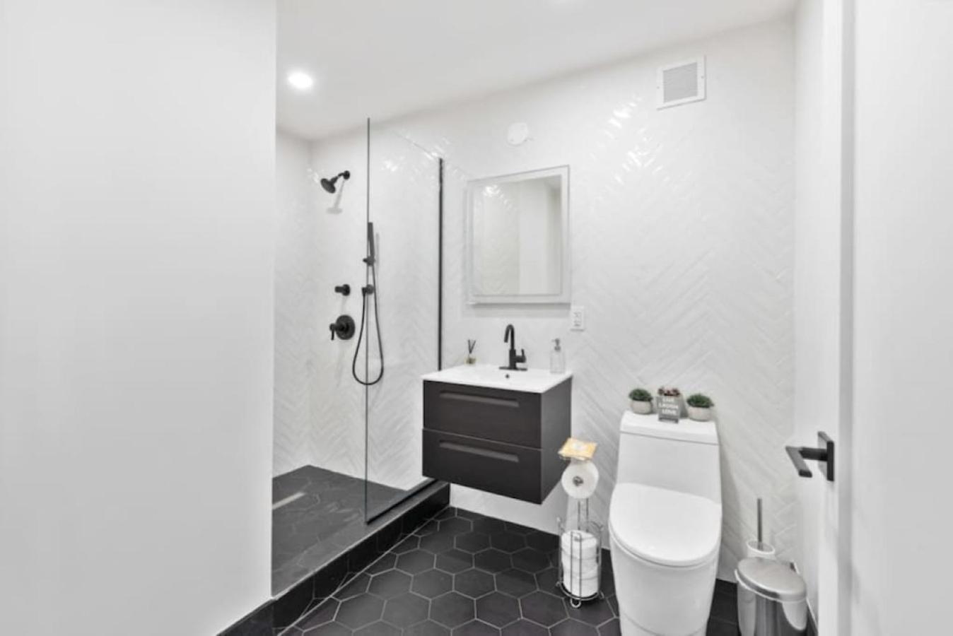 Luxe Studio with Charming Juliet Balcony - Photo 13