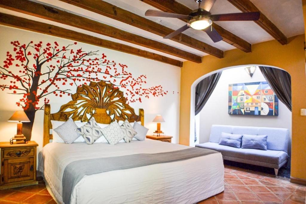 HOTEL ANA CATALINA & SUITES