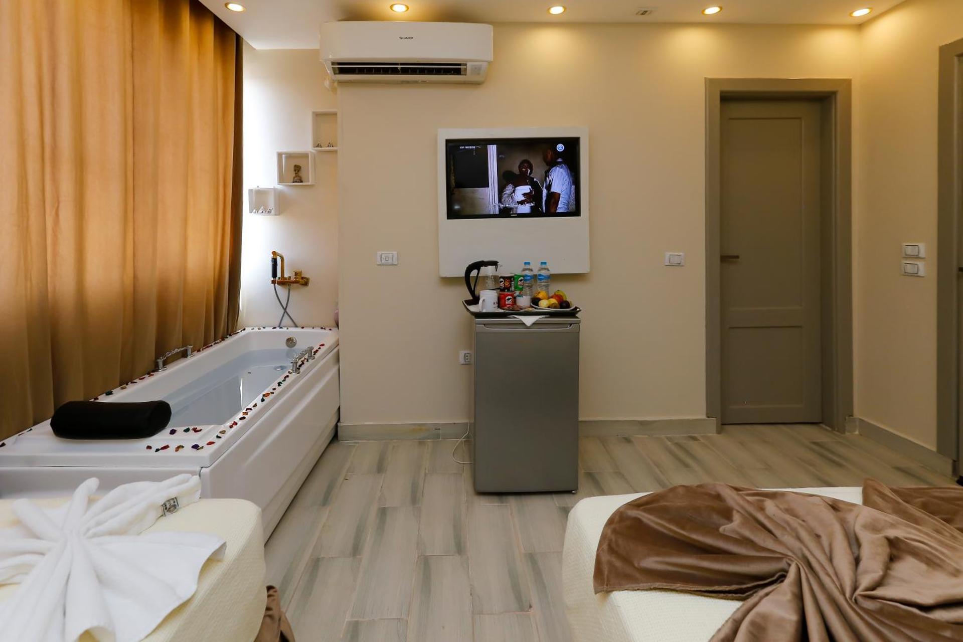 King Room with Jacuzzi and Pyramids View